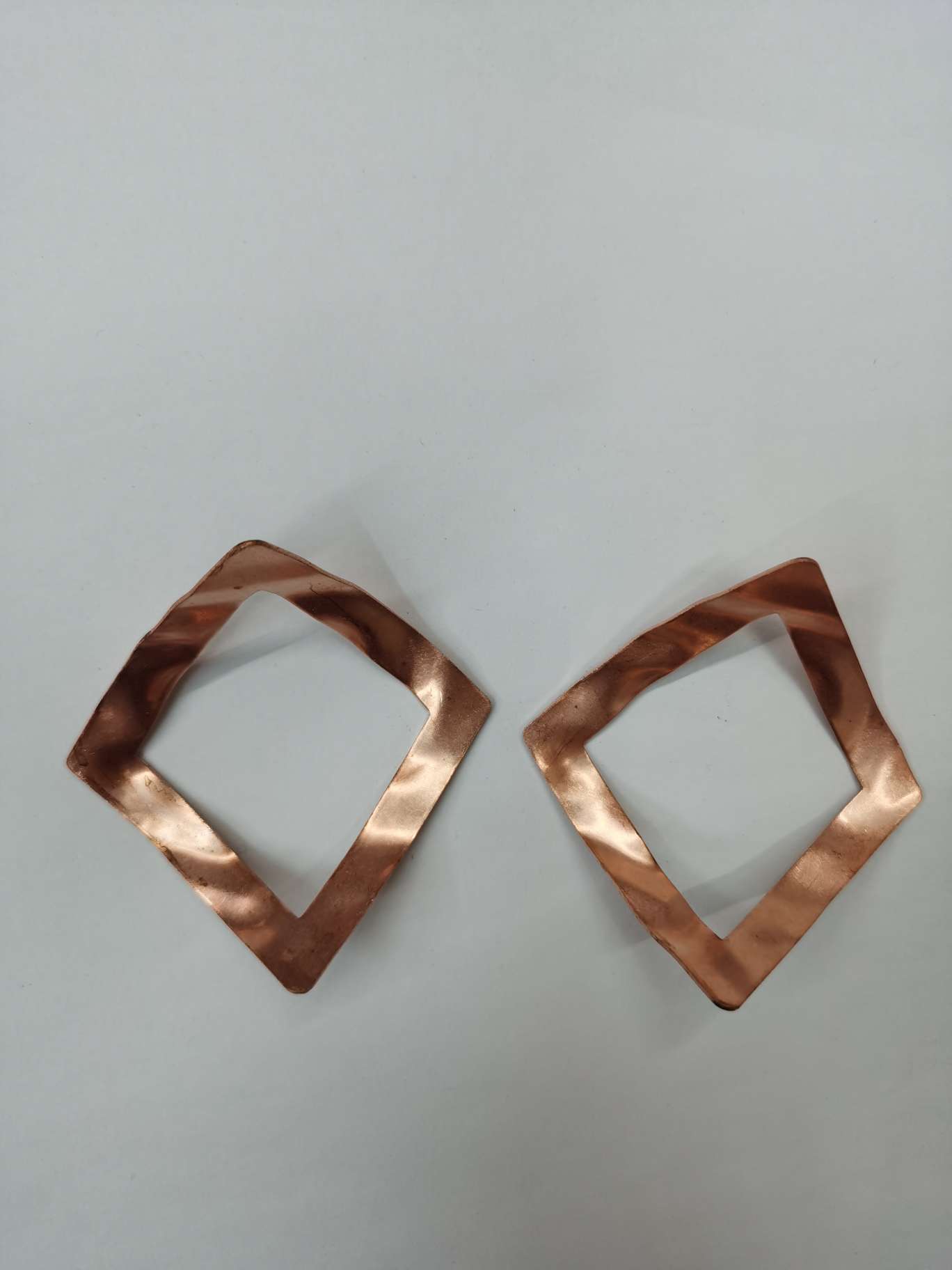 Factory direct sales of wrought iron pressed earrings, pendants, rough accessories, jewelry accessories, popular bestsellers, classic domestic and foreign trade bestsellers, hand-pressed pleated headwear and headtie accessories Item Picture