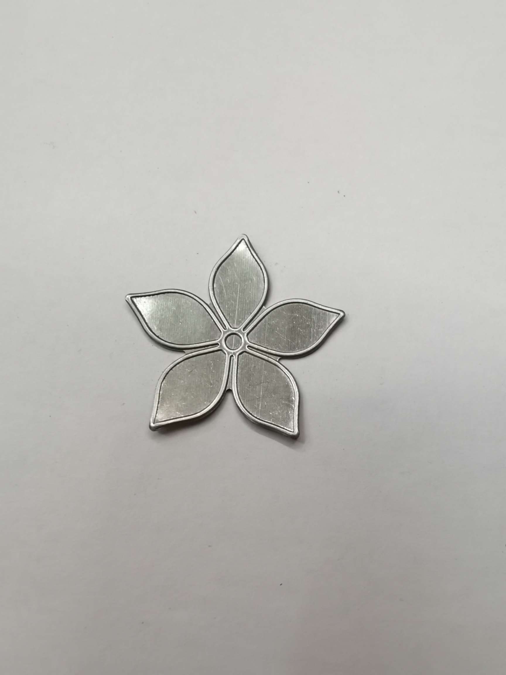 Direct sales from a domestic trend manufacturer of wrought iron pressed earrings, pendants, rough accessories, jewelry accessories, popular bestsellers, classic domestic and foreign sales, new Korean-style plum blossom five-leaf stud earrings, pendants and headwear accessories Specification image