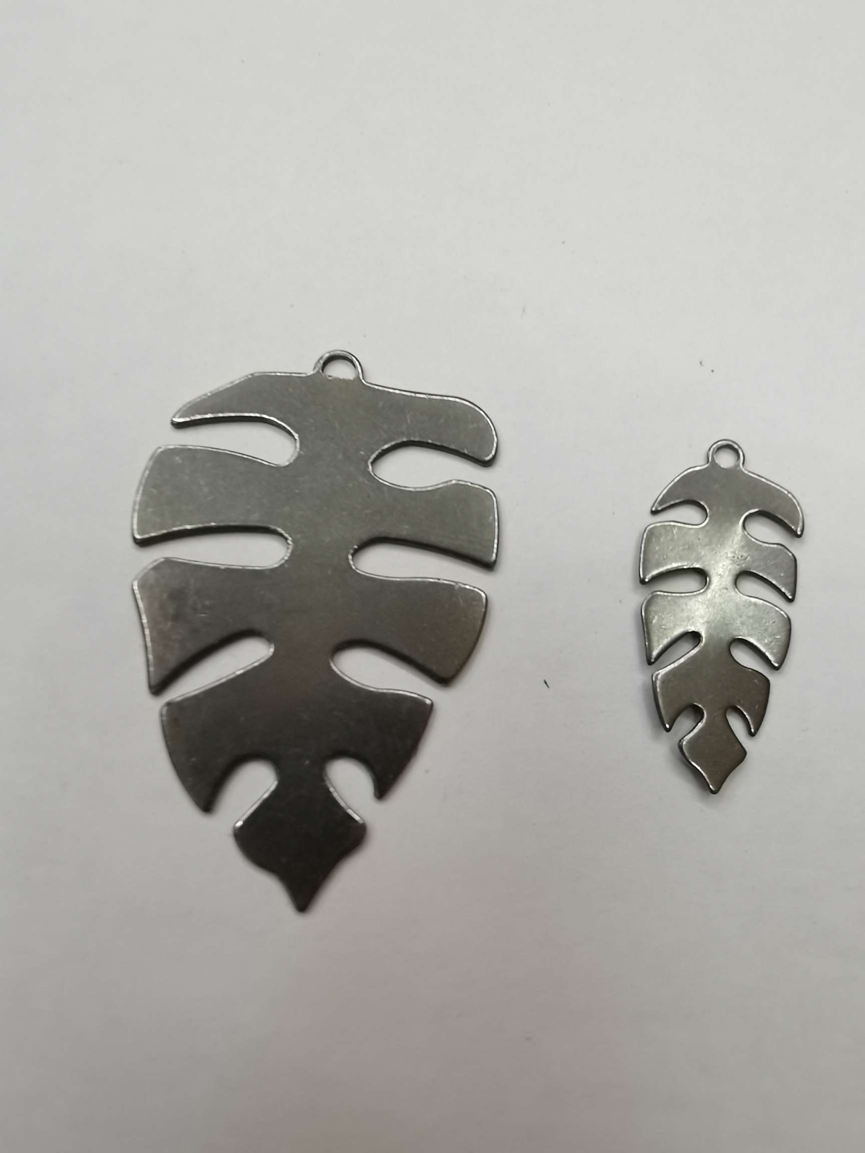 National trend factory direct sales of ironwork pressed earrings, pendants, rough accessories, jewelry accessories, popular bestsellers, classic domestic sales and foreign trade hot sales, new Korean version leaf fish bone stud earrings pendants Application Scenario