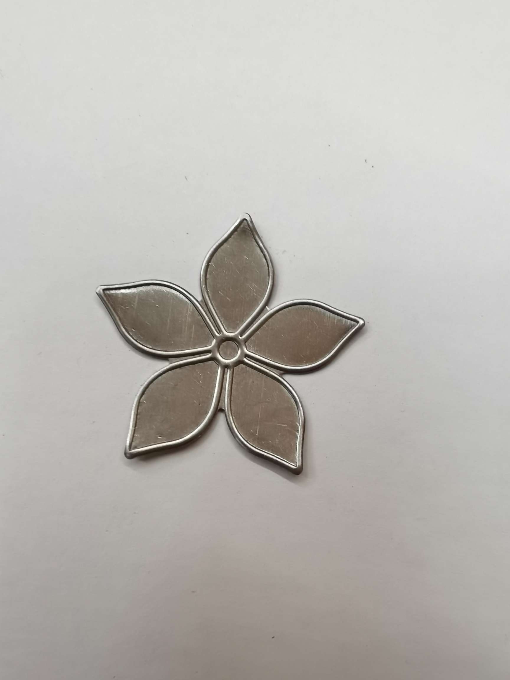 Direct sales from a domestic trend manufacturer of wrought iron pressed earrings, pendants, rough accessories, jewelry accessories, popular bestsellers, classic domestic and foreign sales, new Korean-style plum blossom five-leaf stud earrings, pendants and headwear accessories details Picture