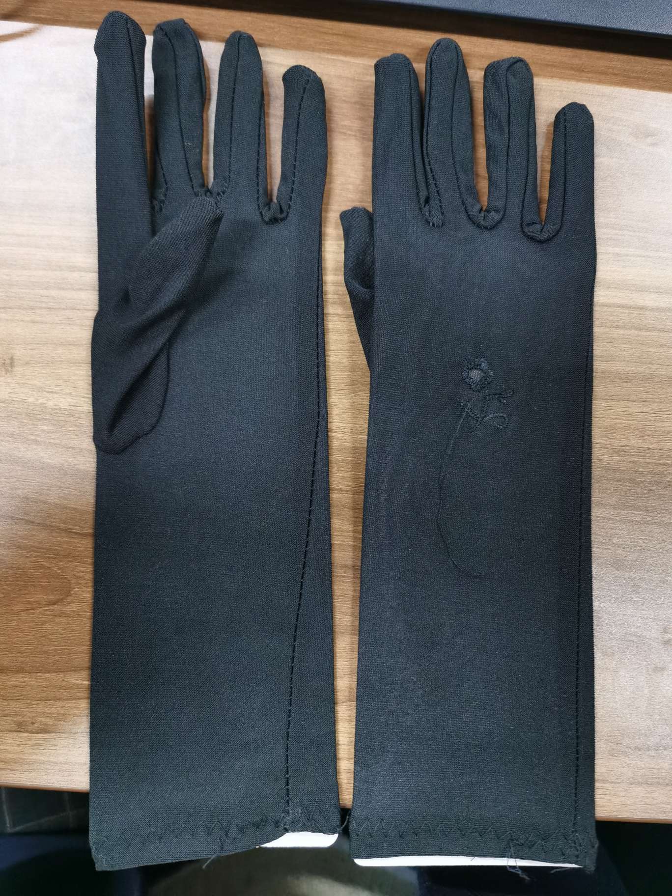 Black etiquette gloves