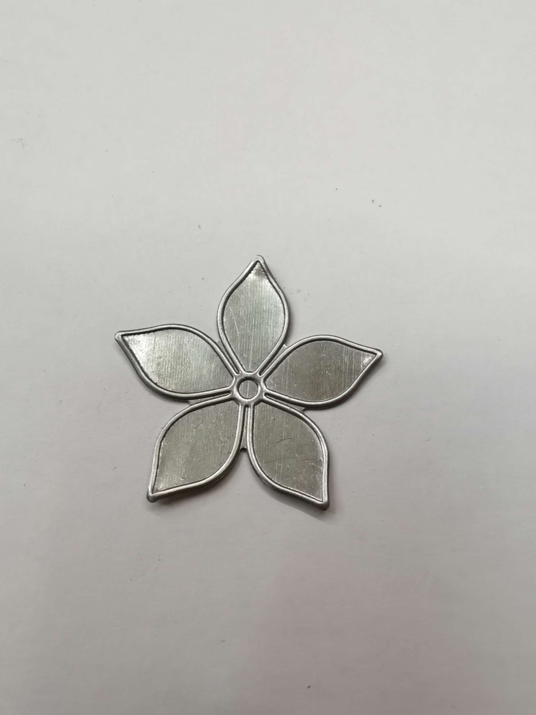 Direct sales from a domestic trend manufacturer of wrought iron pressed earrings, pendants, rough accessories, jewelry accessories, popular bestsellers, classic domestic and foreign sales, new Korean-style plum blossom five-leaf stud earrings, pendants and headwear accessories Application Scenario