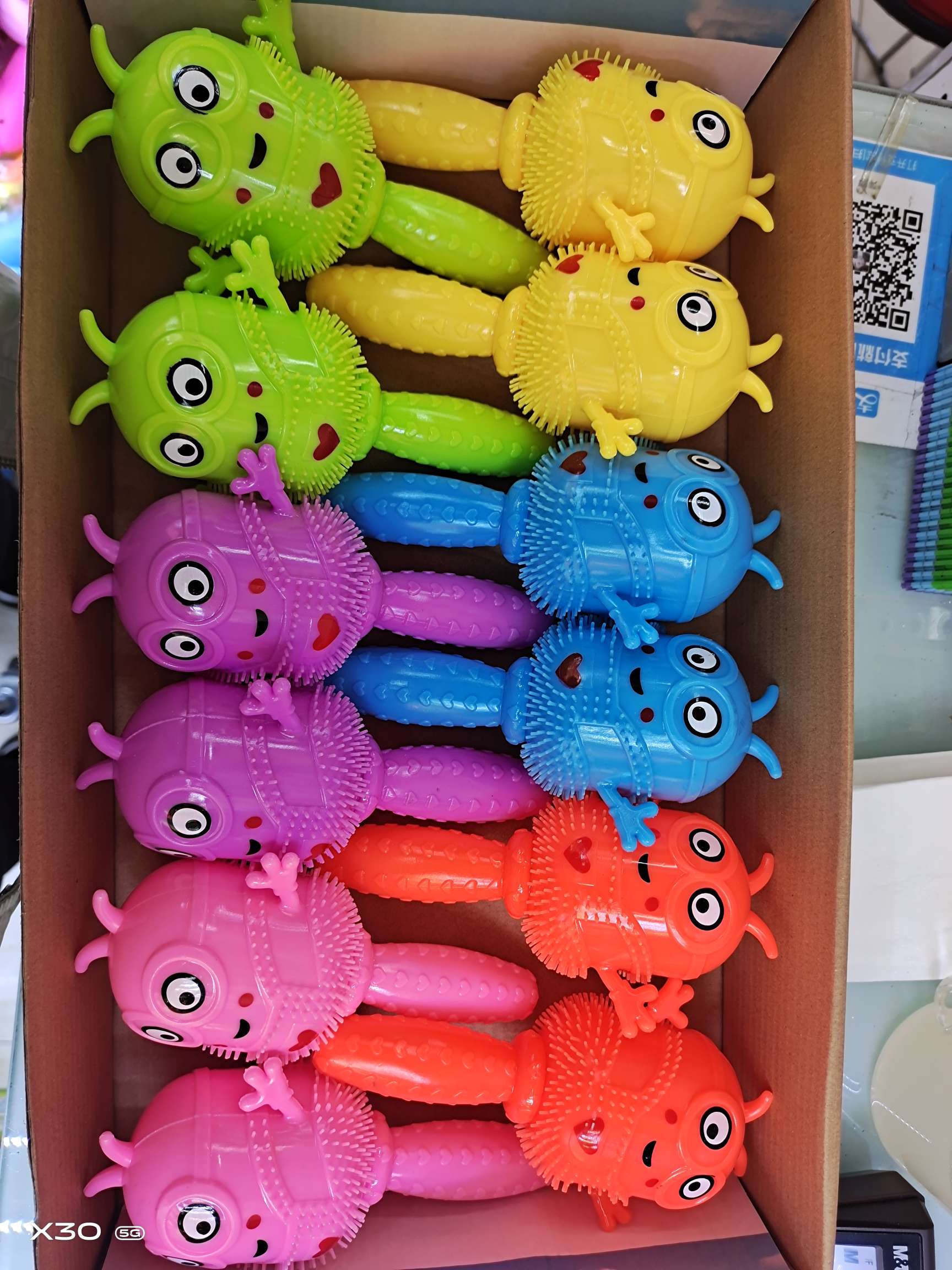 儿童乐趣手柄黄人新款闪光口哨球按摩球解压玩具产品图