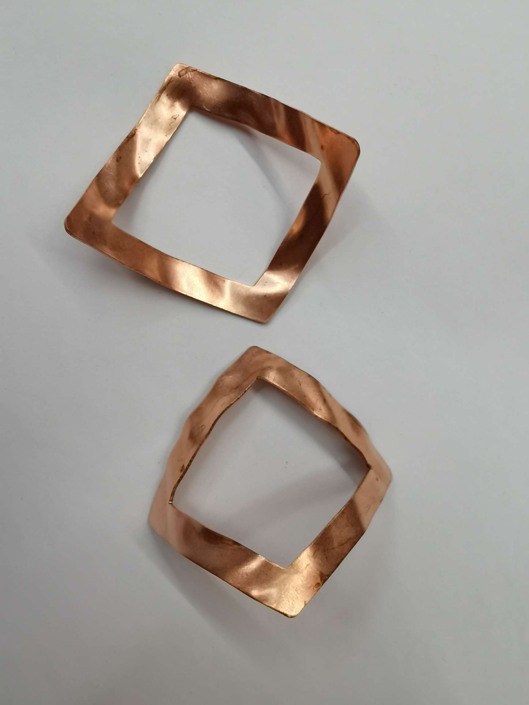Factory direct sales of wrought iron pressed earrings, pendants, rough accessories, jewelry accessories, popular bestsellers, classic domestic and foreign trade bestsellers, hand-pressed pleated headwear and headtie accessories Application Scenario