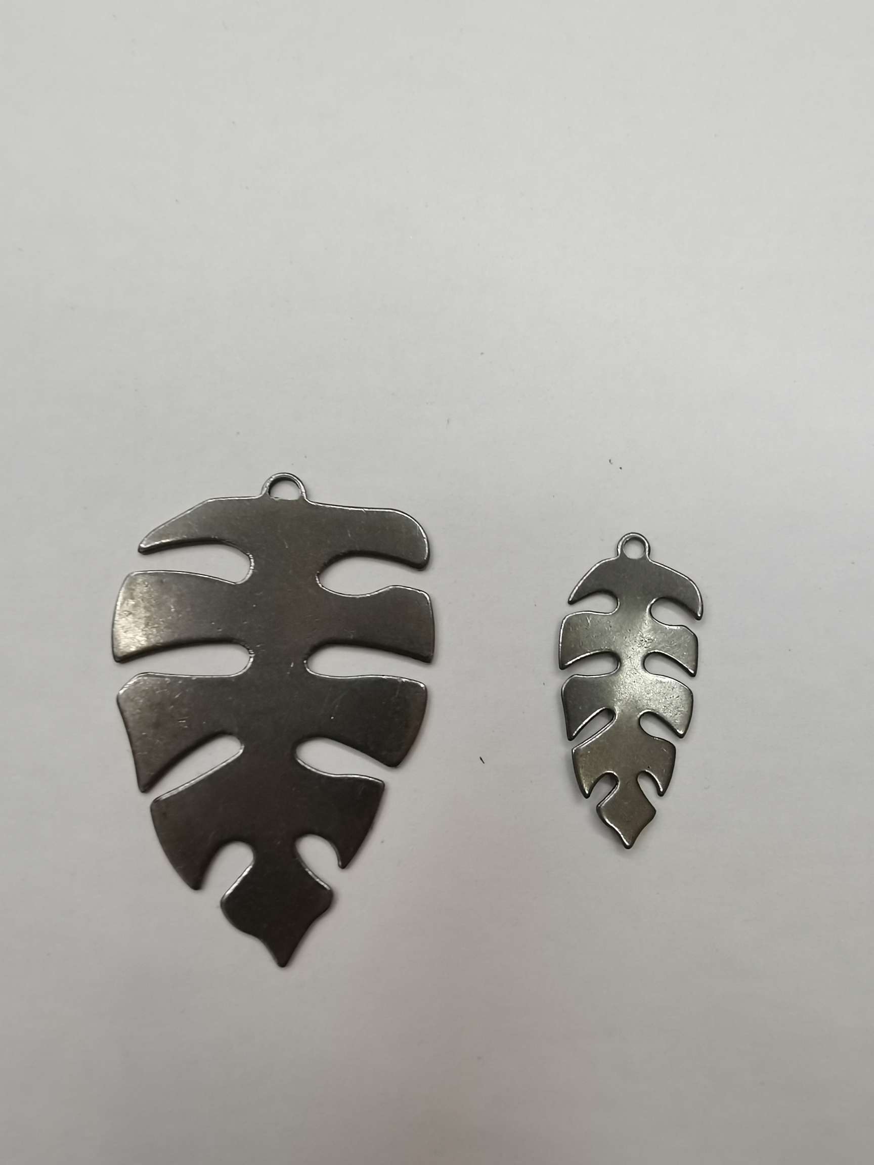 National trend factory direct sales of ironwork pressed earrings, pendants, rough accessories, jewelry accessories, popular bestsellers, classic domestic sales and foreign trade hot sales, new Korean version leaf fish bone stud earrings pendants details Picture
