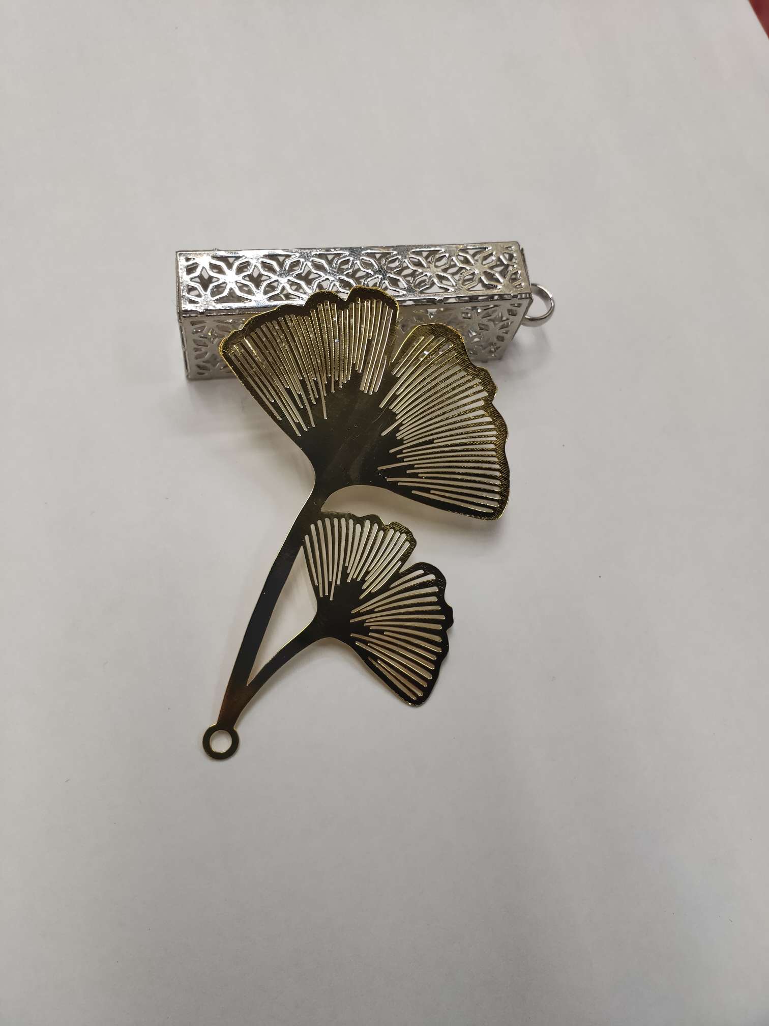 Ginkgo leaf bookmark accessory Application Scenario