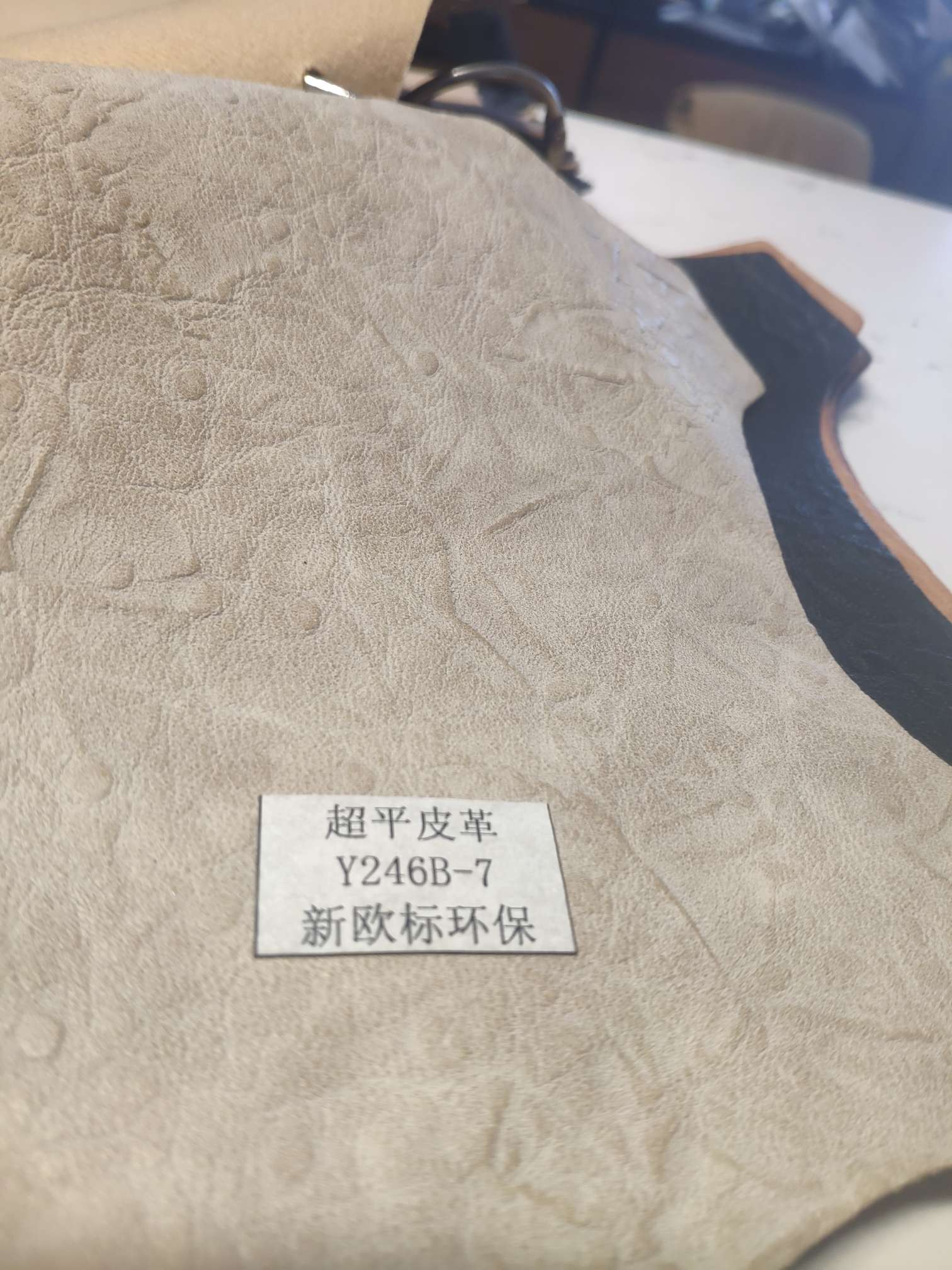 طراز Y246B-1 B-6666، الأقمشة الجلدية المفرقعة من أغلفة الأحذية في المدرسة الثانوية الجاهزة الكبيرة الحجم من طراز PU Application Scenario