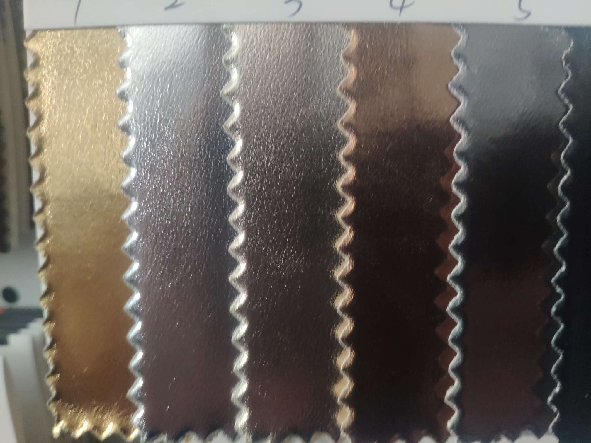 R61贴膜厂家直销热销新款   PU皮革大量现货高中低档箱包沙发鞋材面料细节图