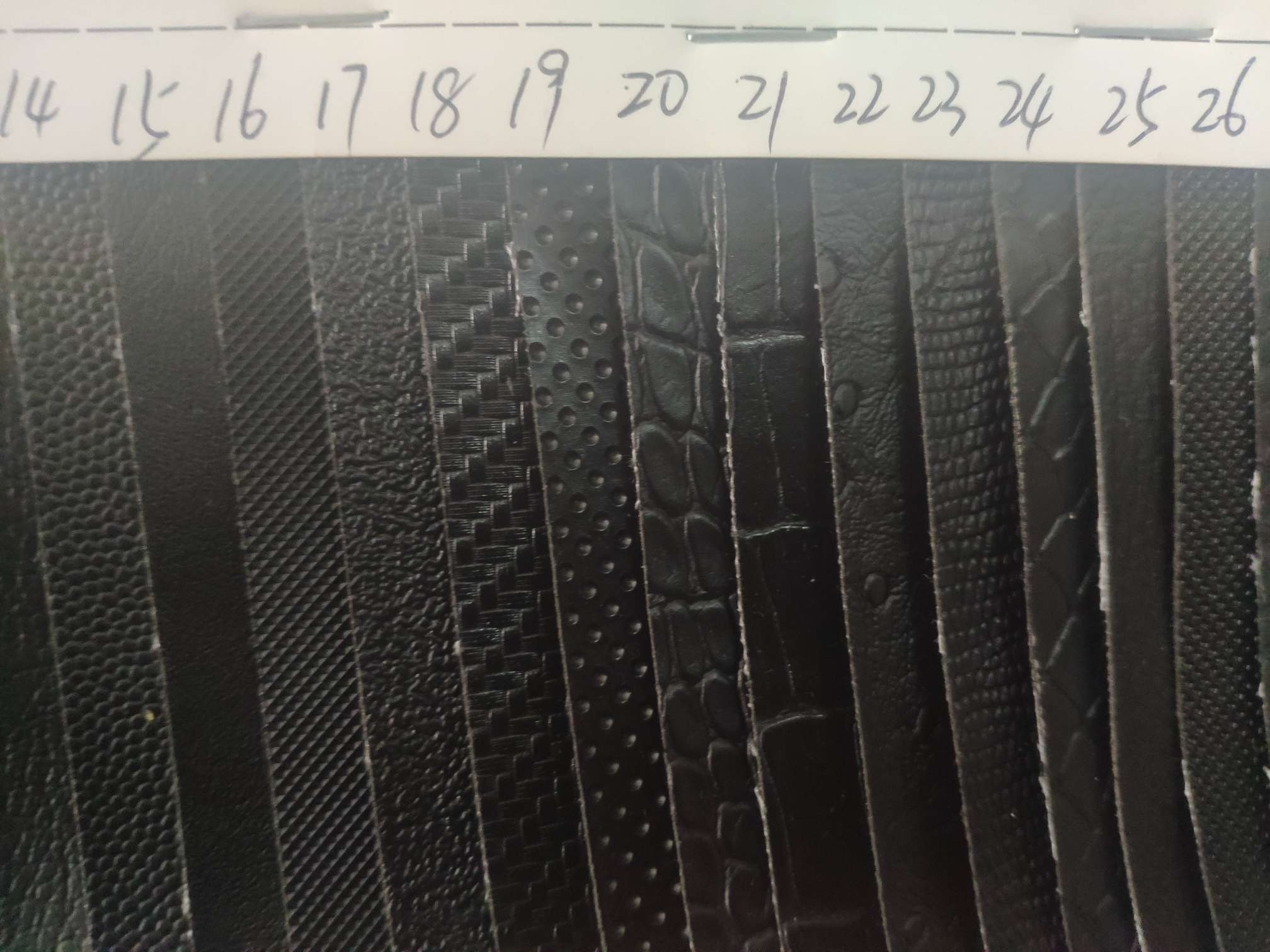 017黑金刚厂家直销热销新款   PU皮革大量现货高中低档箱包沙发鞋材面料细节图