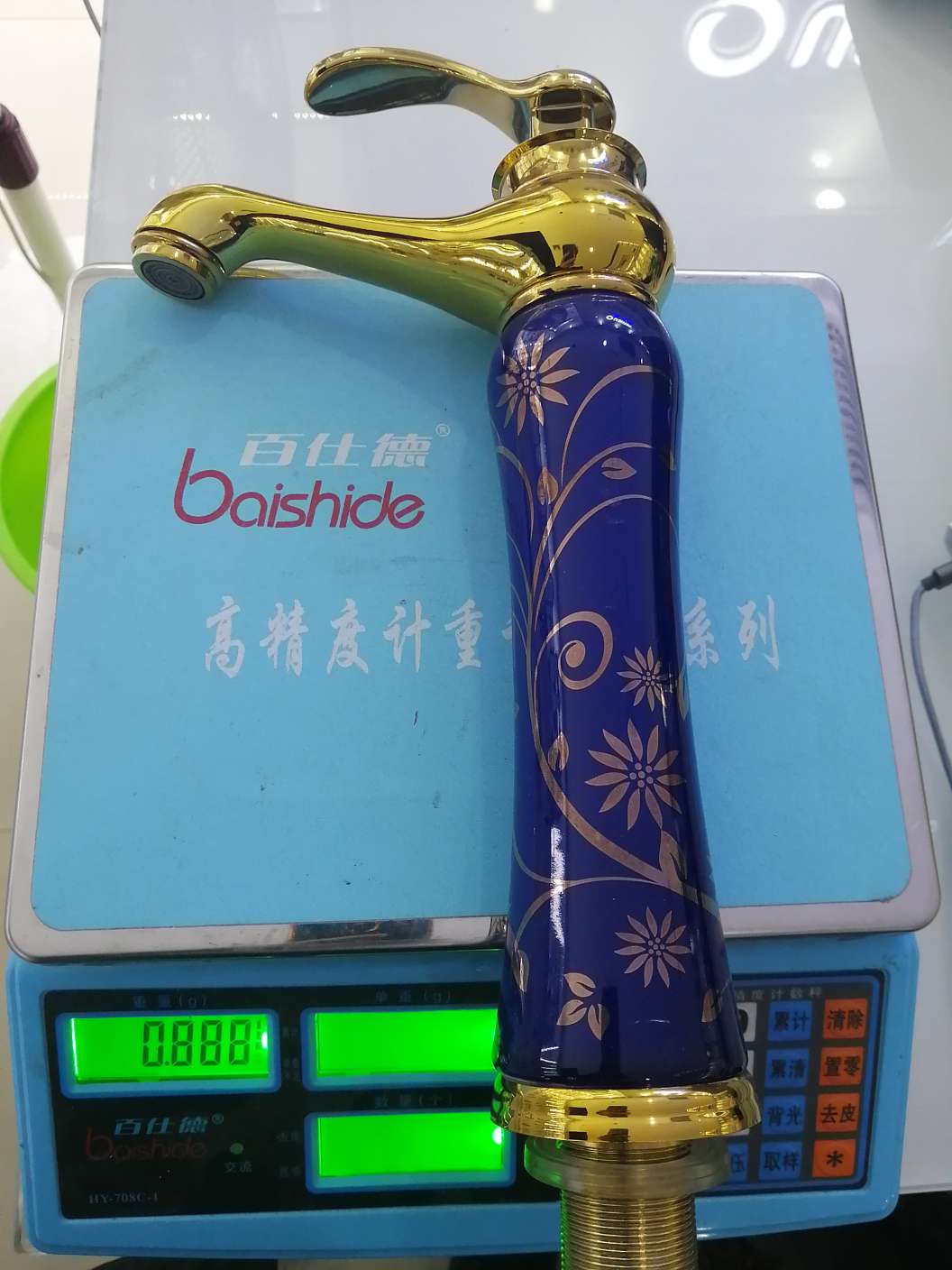 钛金+蓝色花纹陶瓷冷热高款面盆龙头细节图