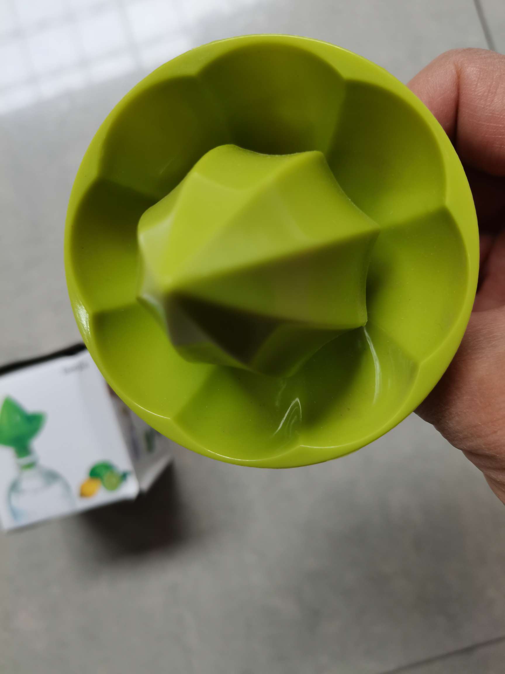 Portable mini manual lemon juicer, convenient and fast, portable lemon machine Application Scenario