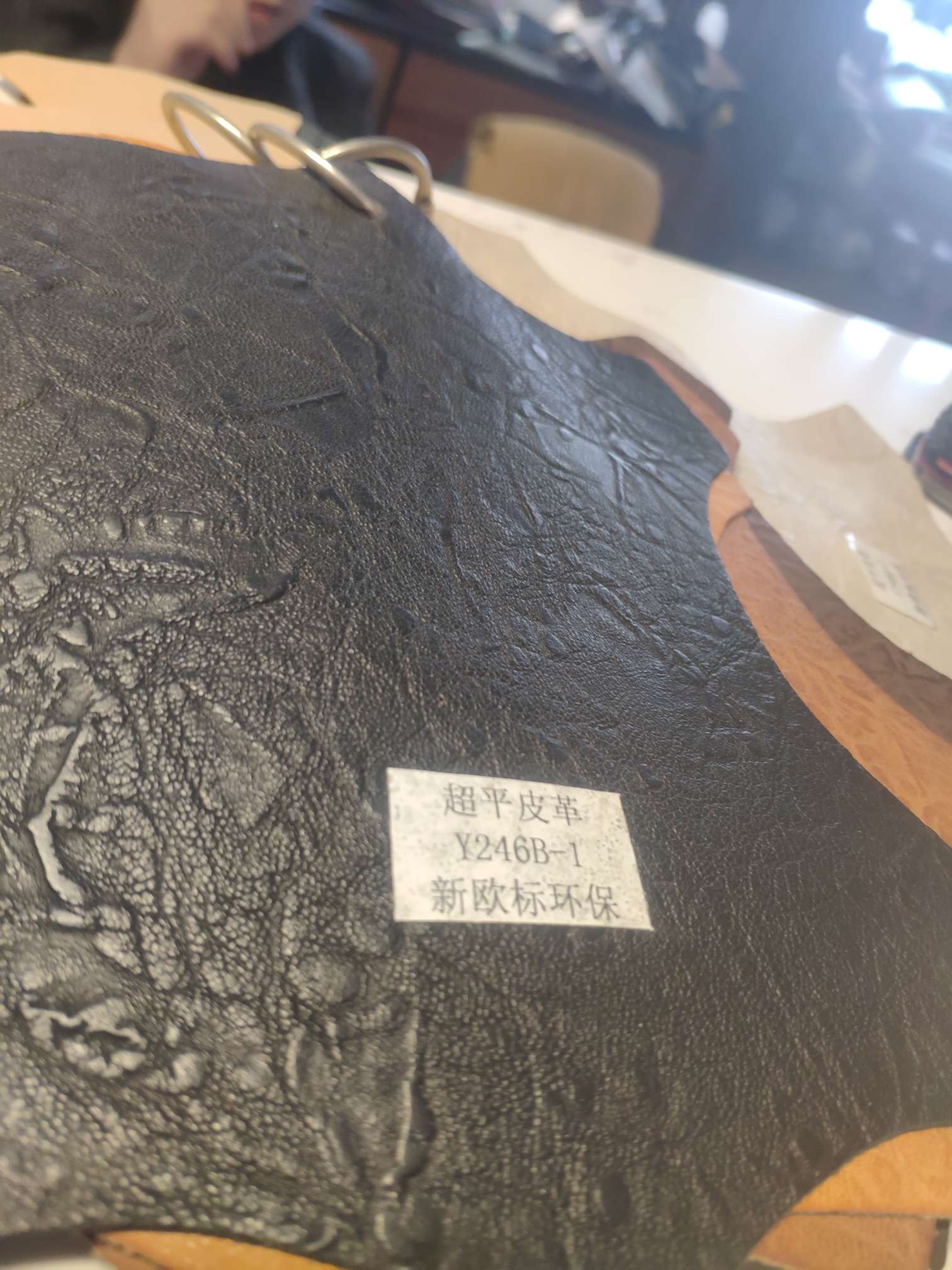 طراز Y246B-1 B-6666، الأقمشة الجلدية المفرقعة من أغلفة الأحذية في المدرسة الثانوية الجاهزة الكبيرة الحجم من طراز PU
