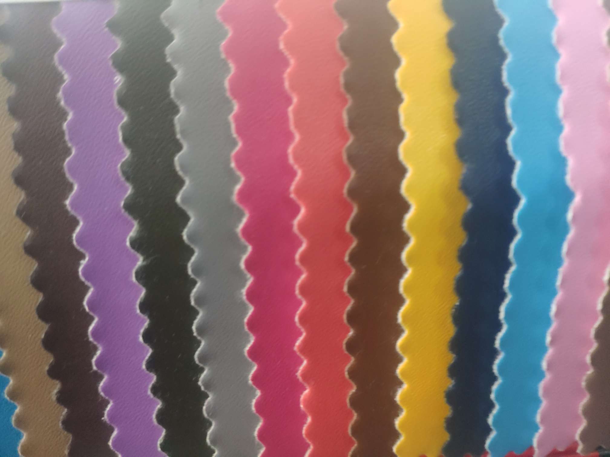 B251-1厂家直销热销新款   PU皮革大量现货高中低档箱包沙发鞋材面料产品图