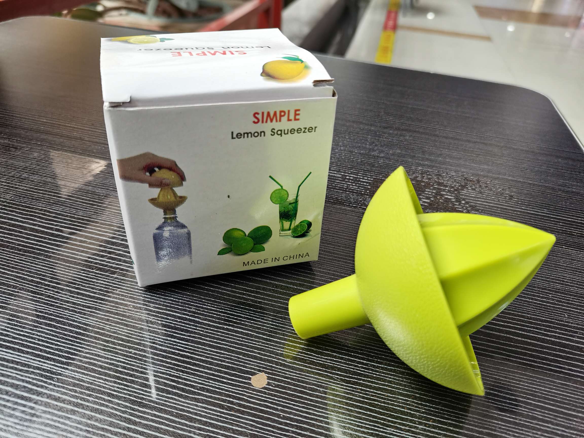 Portable mini manual lemon juicer, convenient and fast, portable lemon machine