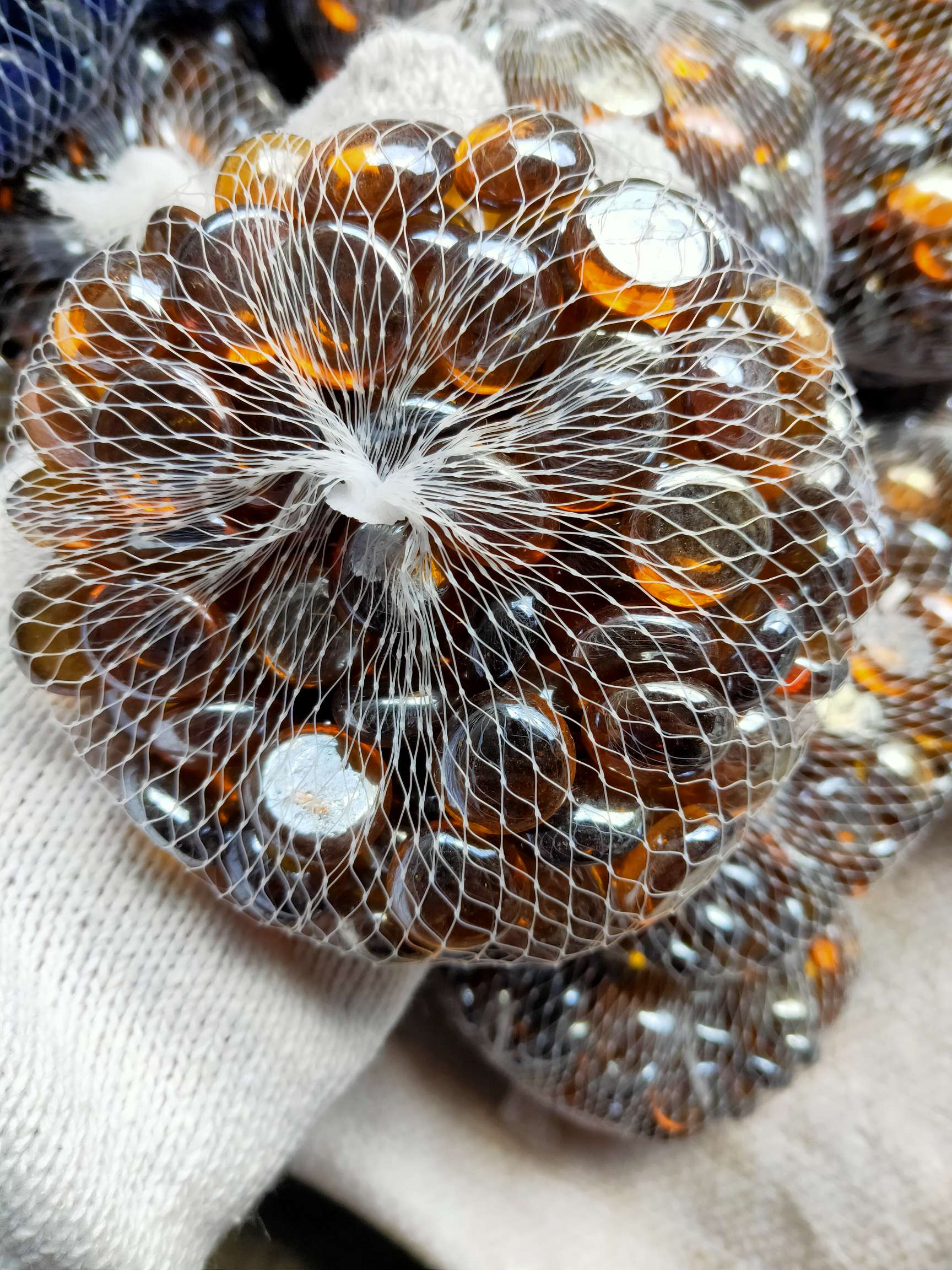 100 amber glass flat beads of 15-17mm full figure