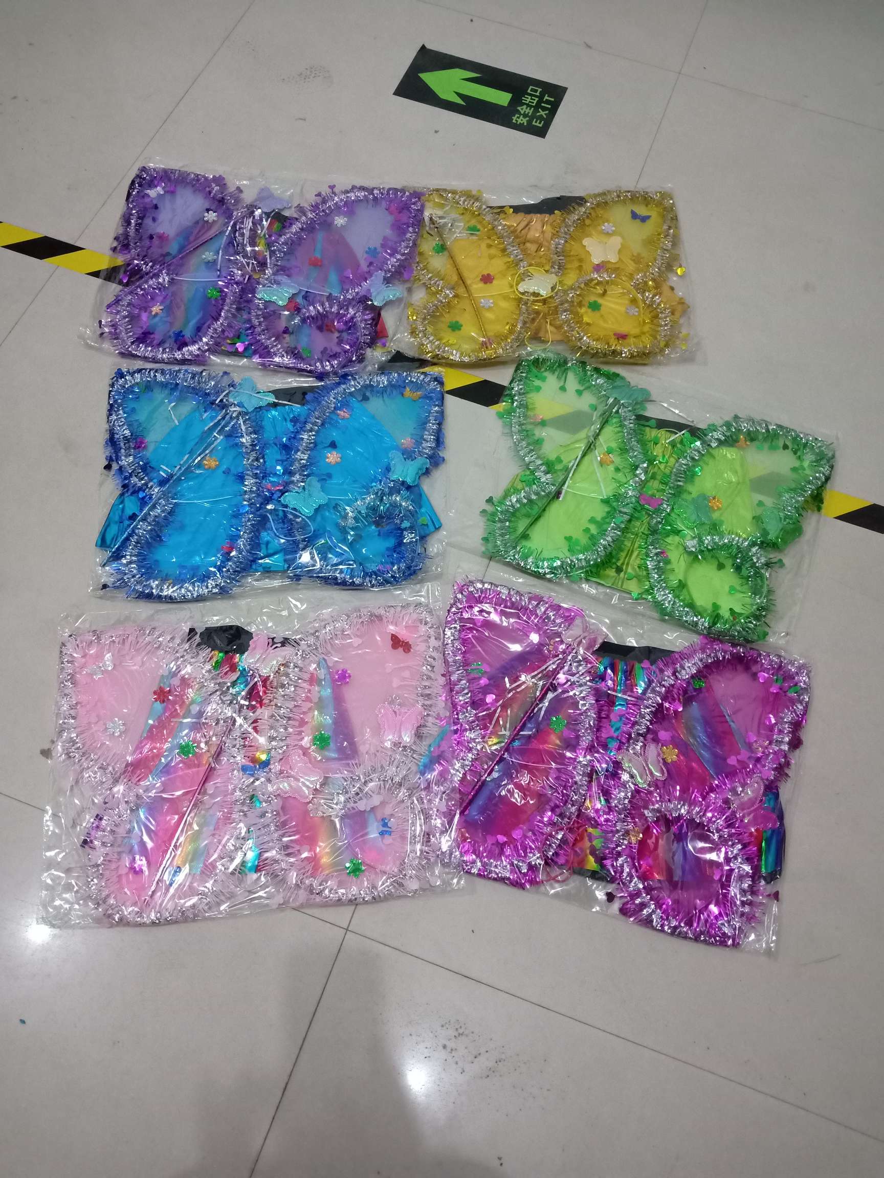 带亮丝蝴蝶翅膀