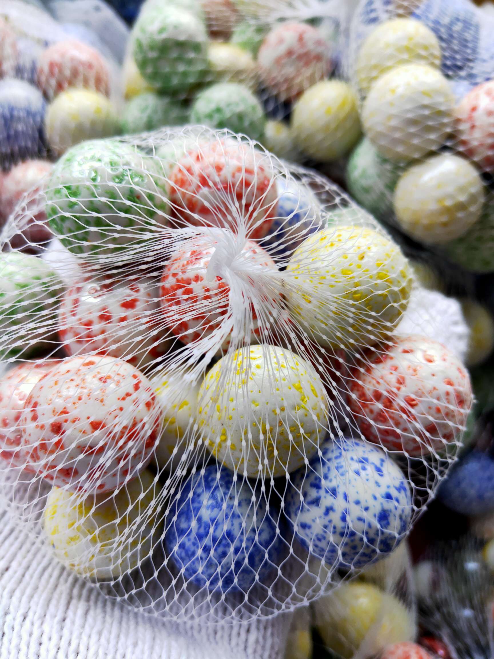 20 25mm white porcelain sesame glass balls, porcelain red, yellow, blue and green mottled round balls full figure