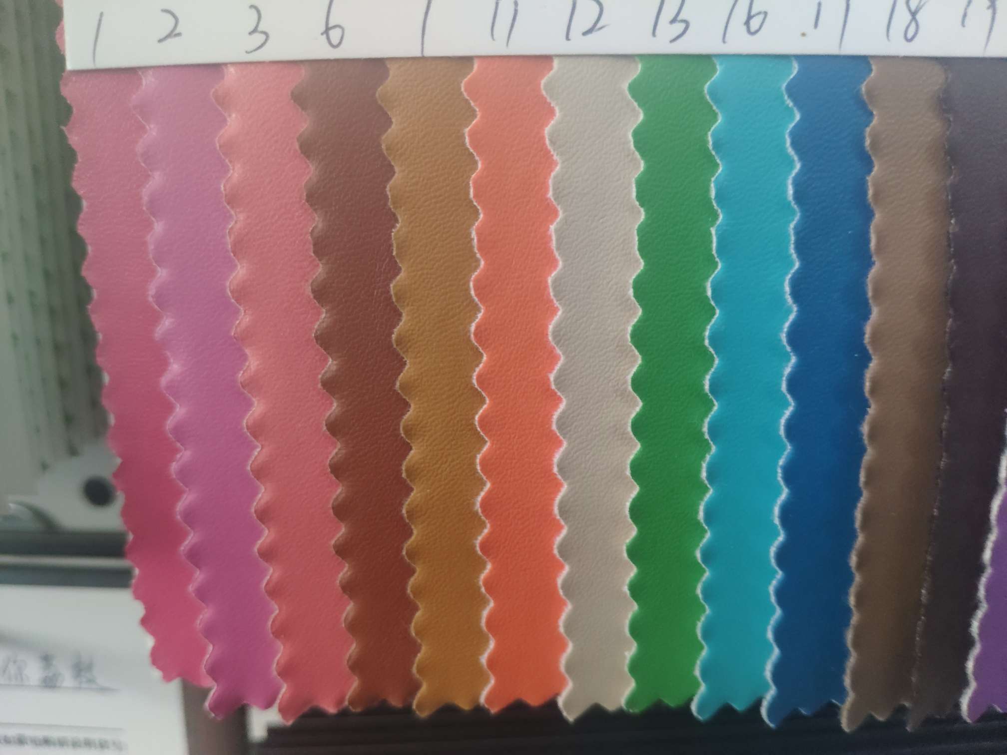 B251-1厂家直销热销新款   PU皮革大量现货高中低档箱包沙发鞋材面料细节图