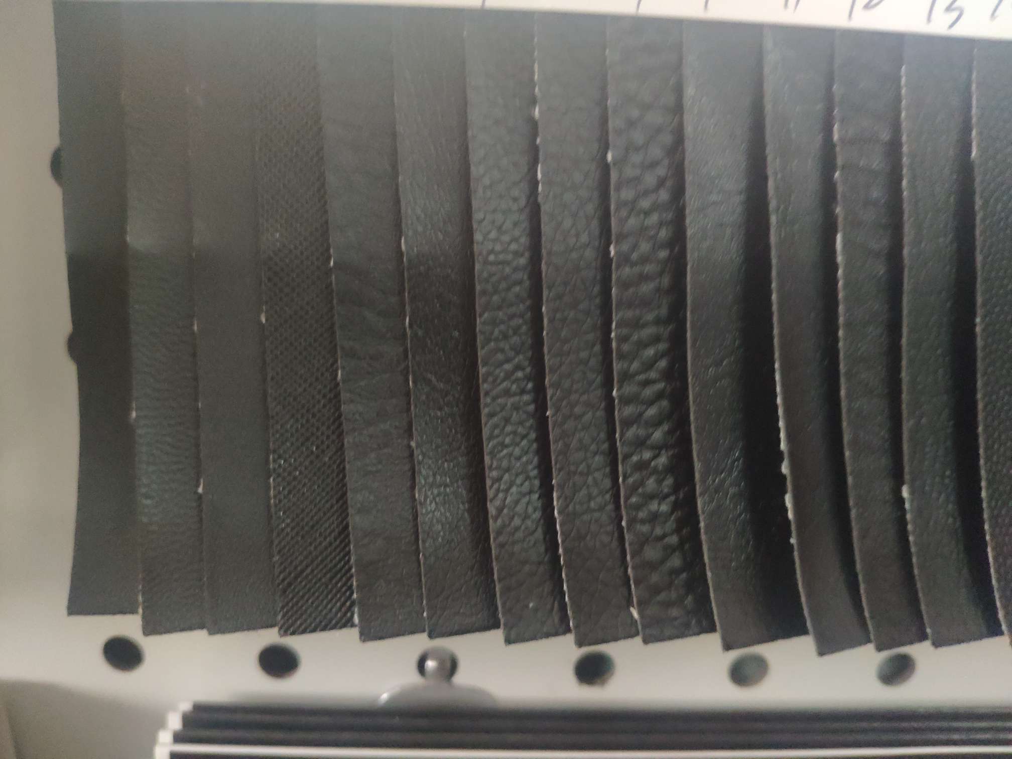 017黑金刚厂家直销热销新款   PU皮革大量现货高中低档箱包沙发鞋材面料产品图