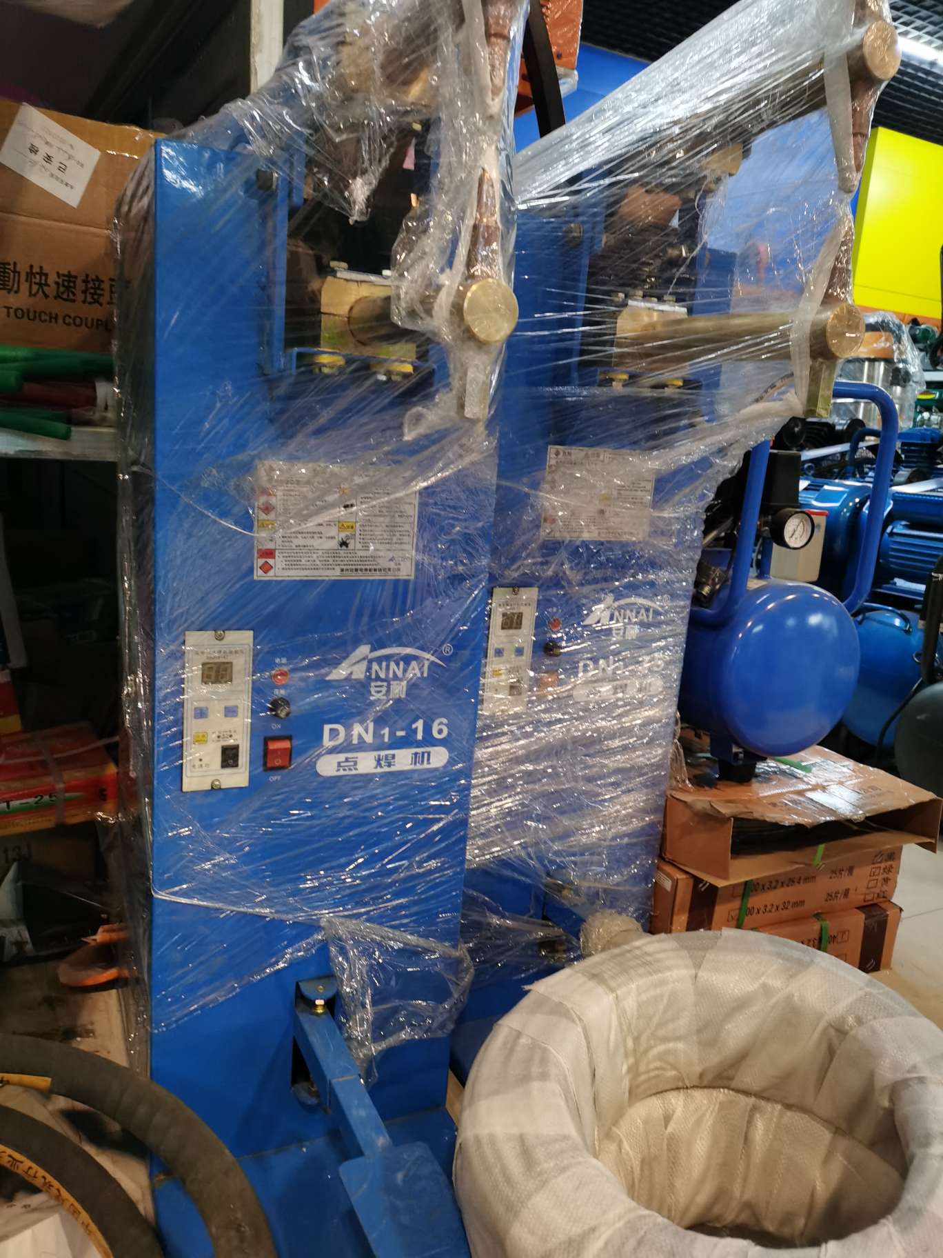 The spot welding machine is highly praised for its low profit margin but high sales volume, honest operation and excellent quality details Picture
