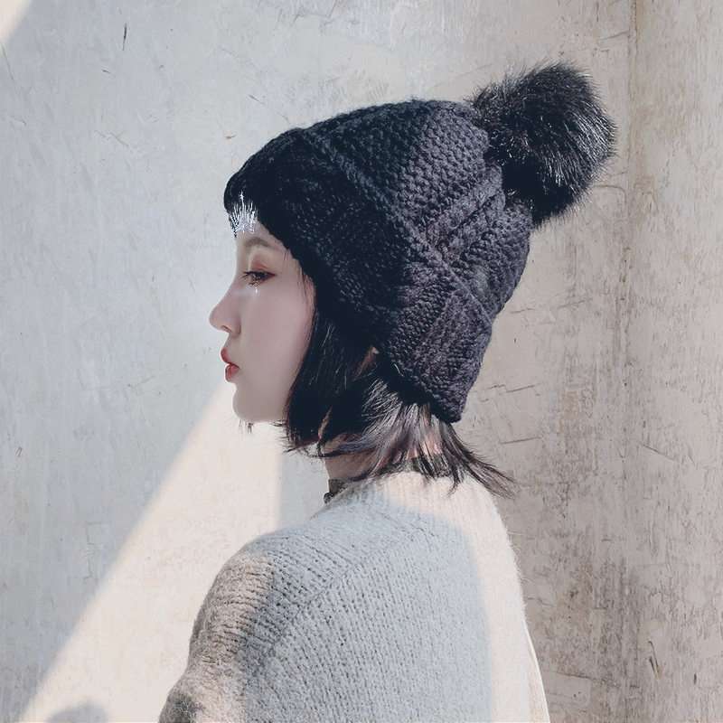 Cute Korean-style hats for women in winter, knitted, warm and fashionable details Picture