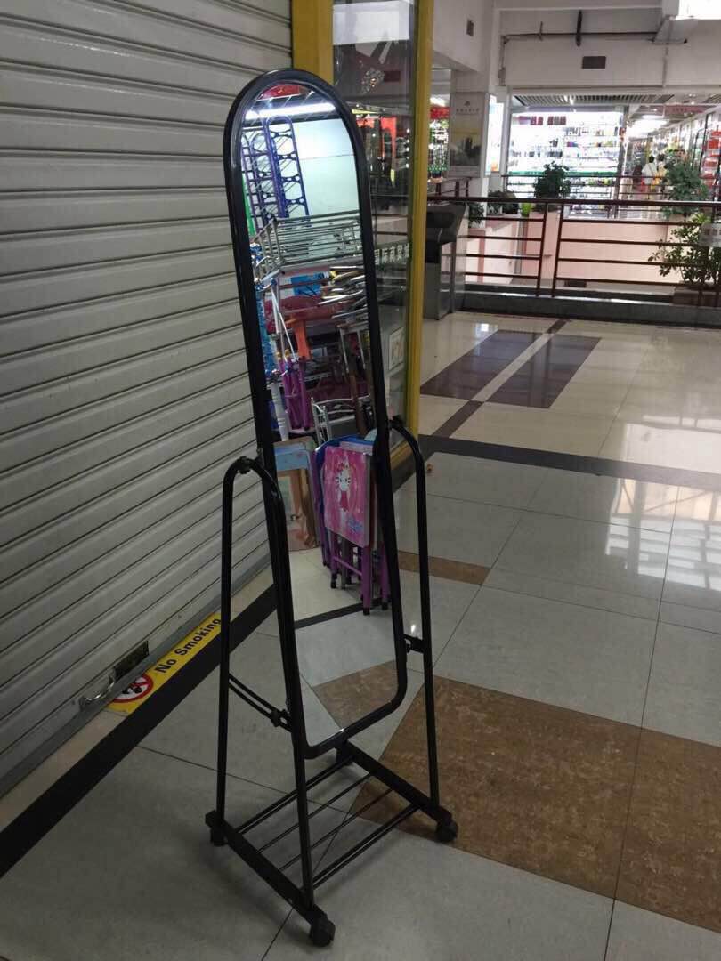 Wheeled fitting mirror