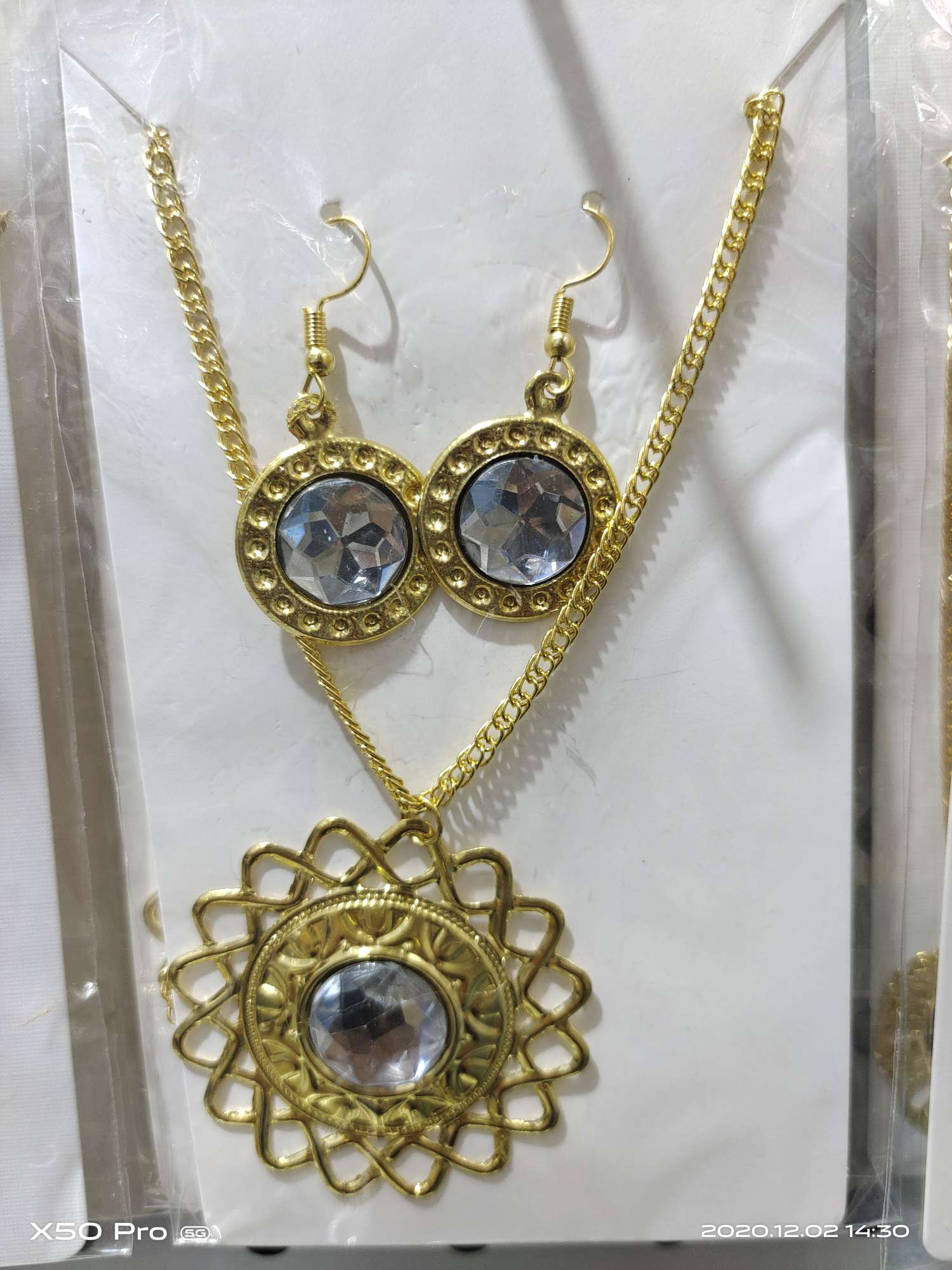 Acrylic diamond small necklace