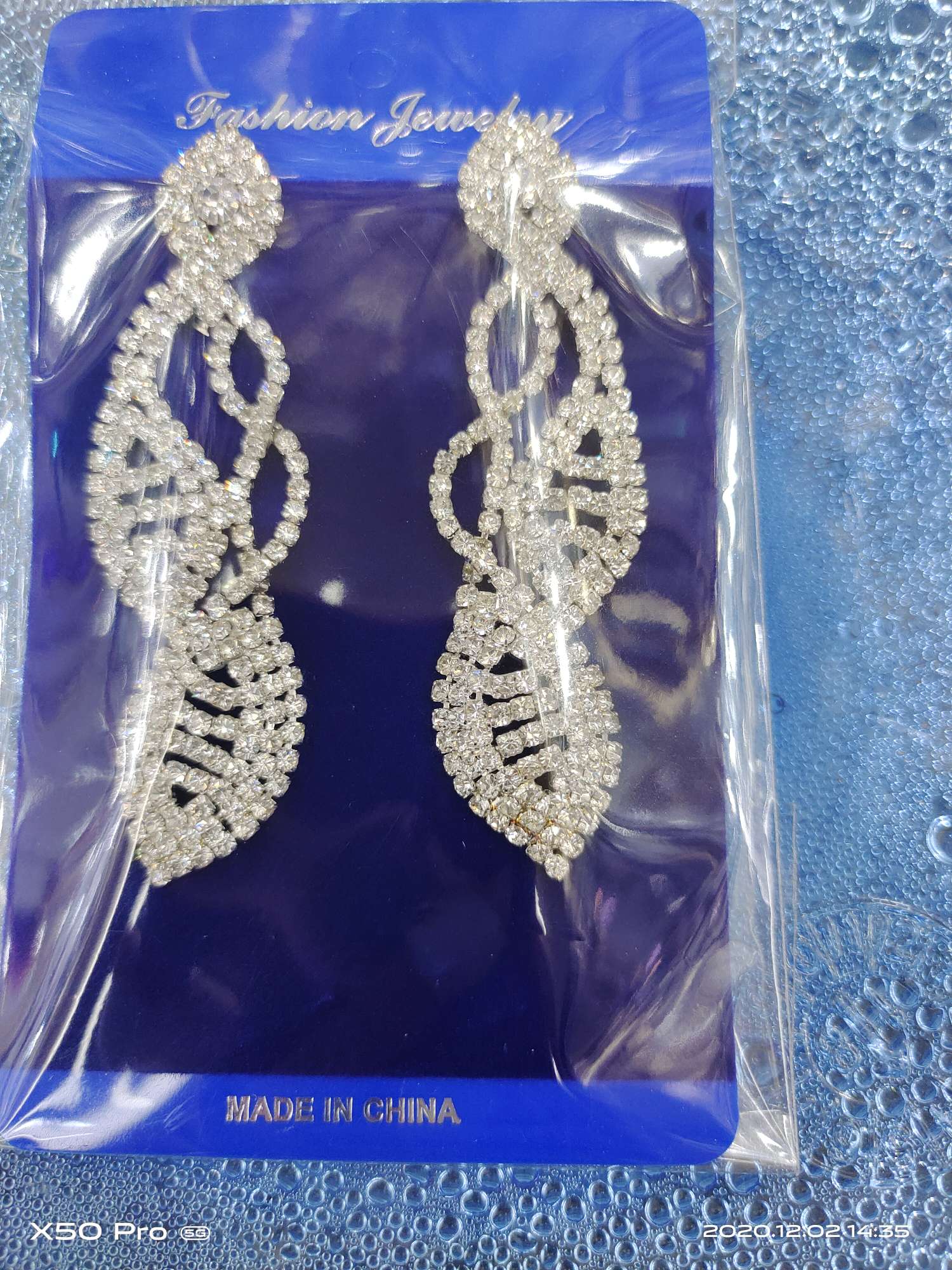Teardrop-shaped rhinestone earrings