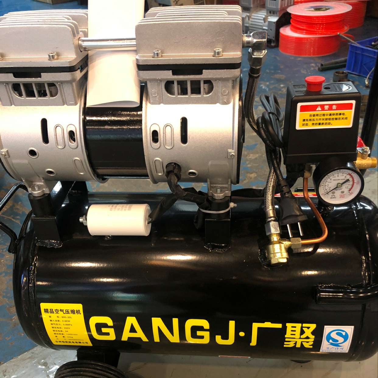 Guangju silent oil-free air compressor 1200W - 30L