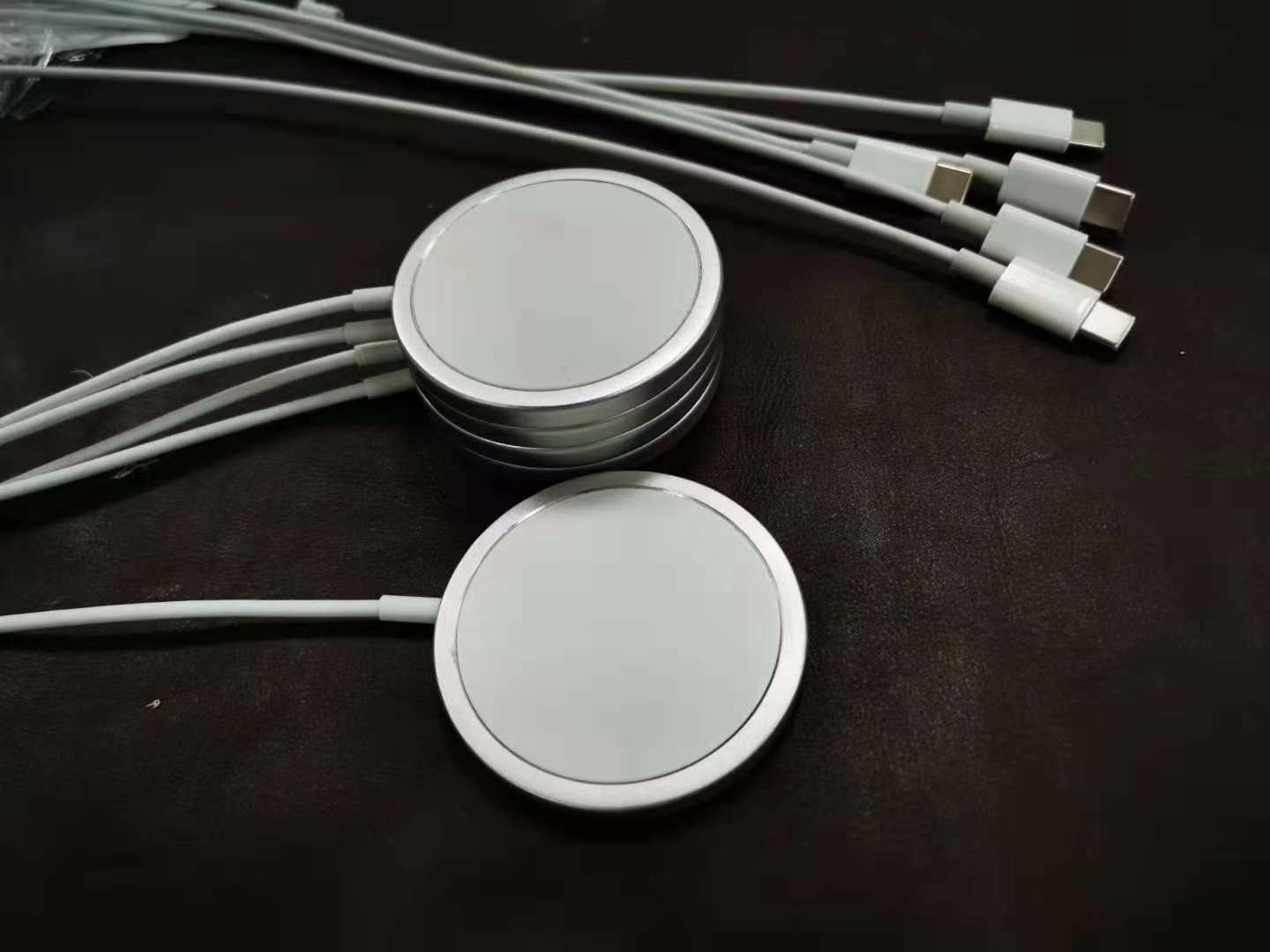 The new 15W magnetic wireless charger with smart pop-up window is compatible with Apple's 12 strong magnetic devices Application Scenario