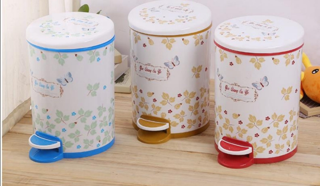 脚踩垃圾桶产品图