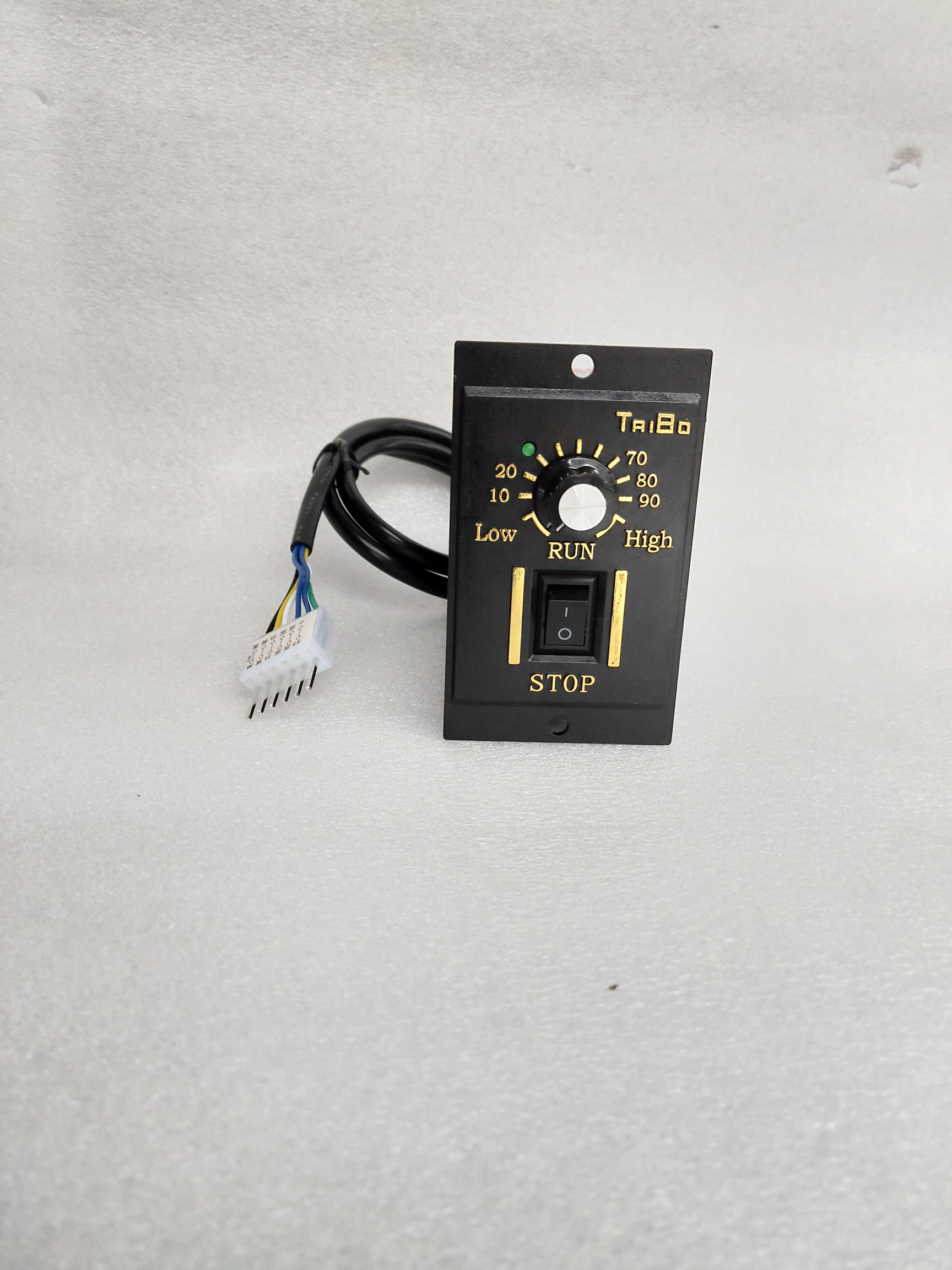 Speed-regulating motor speed controller