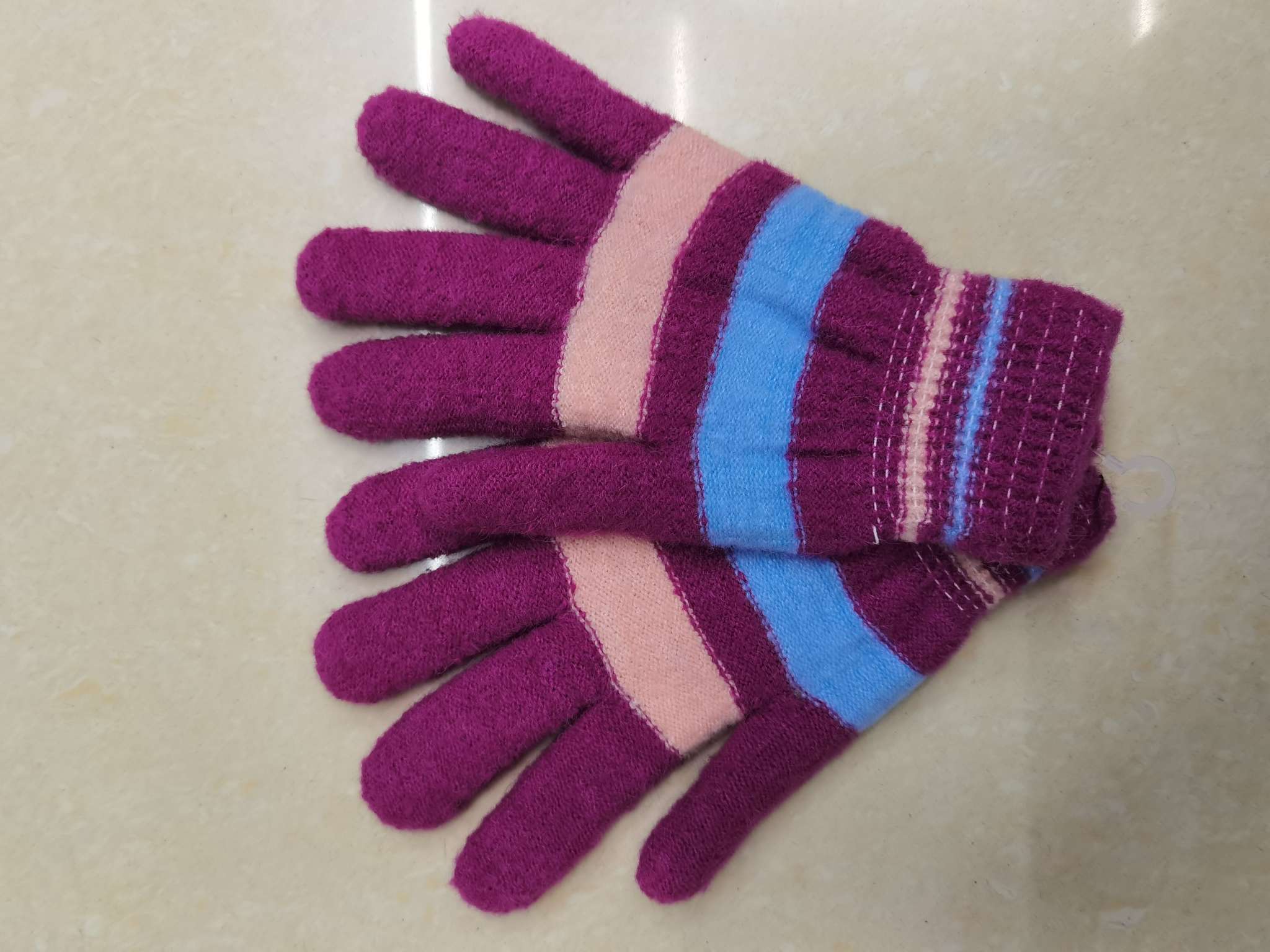 Warm knitted gloves