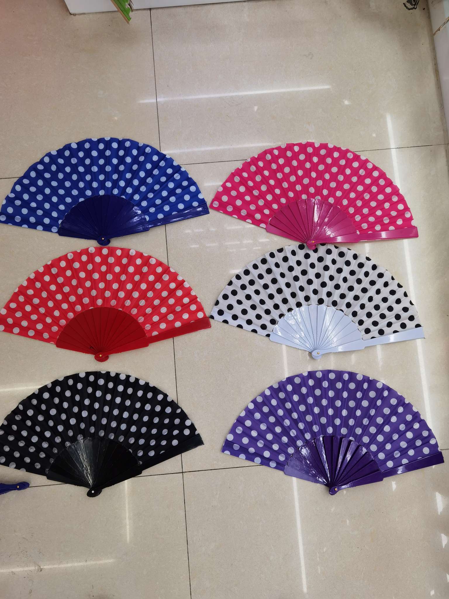 塑料圆点扇子