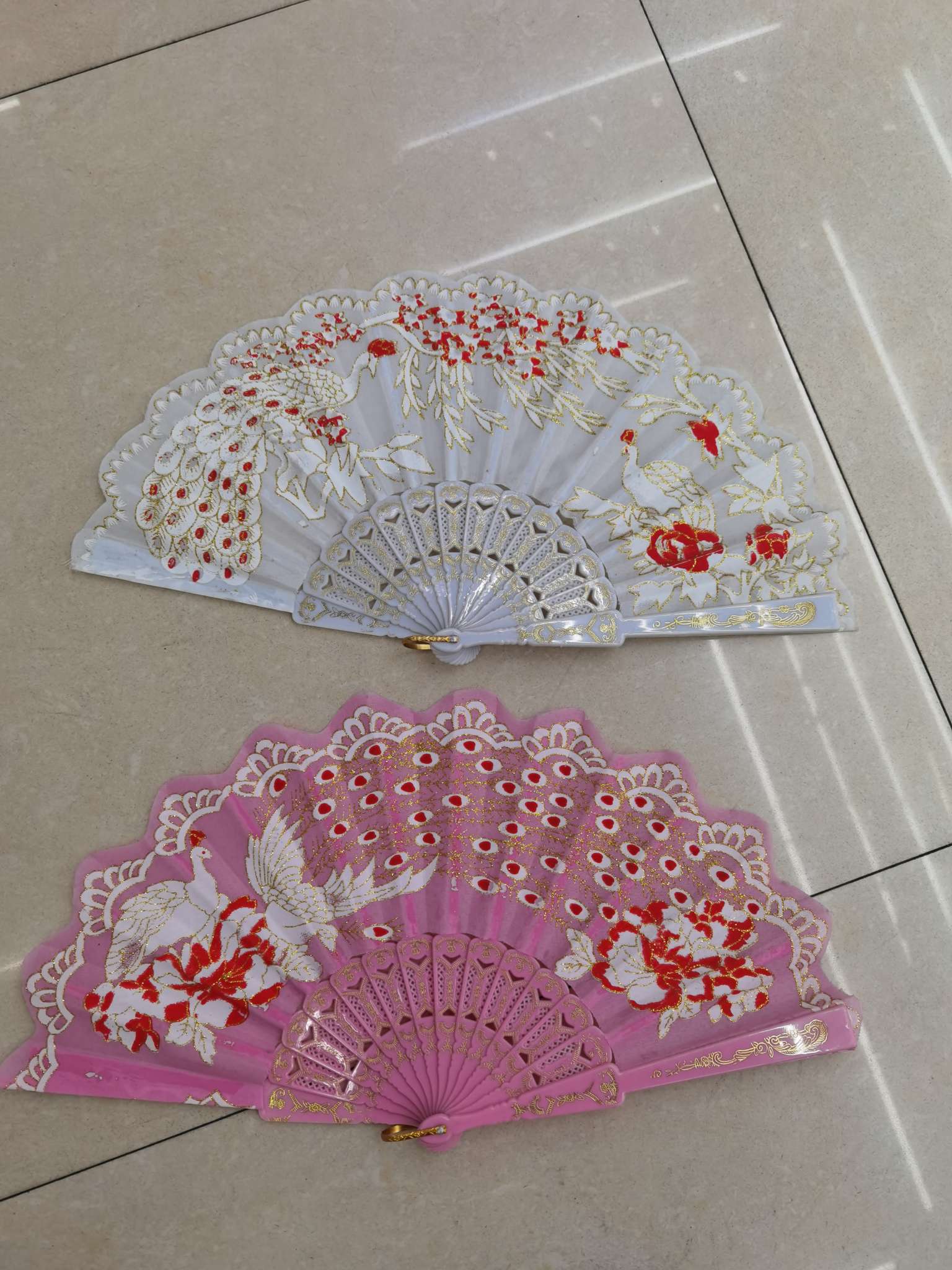 塑料烫金孔雀扇子细节图