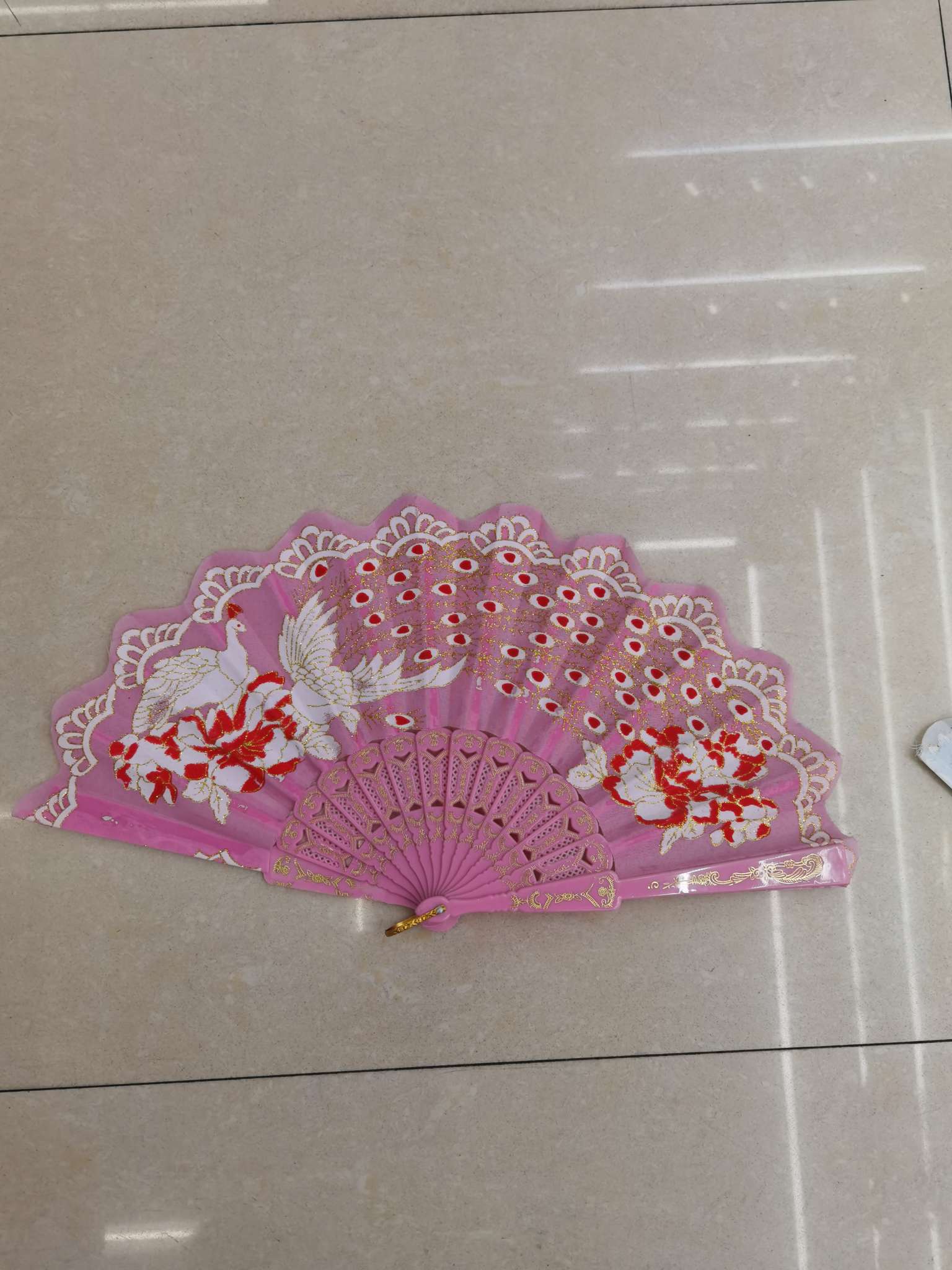 塑料烫金孔雀扇子白底实物图