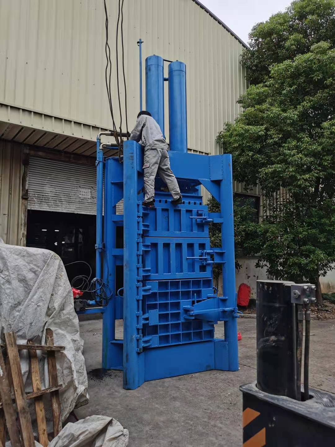 The hydraulic baling machine compresses 100 tons of felt Specification image