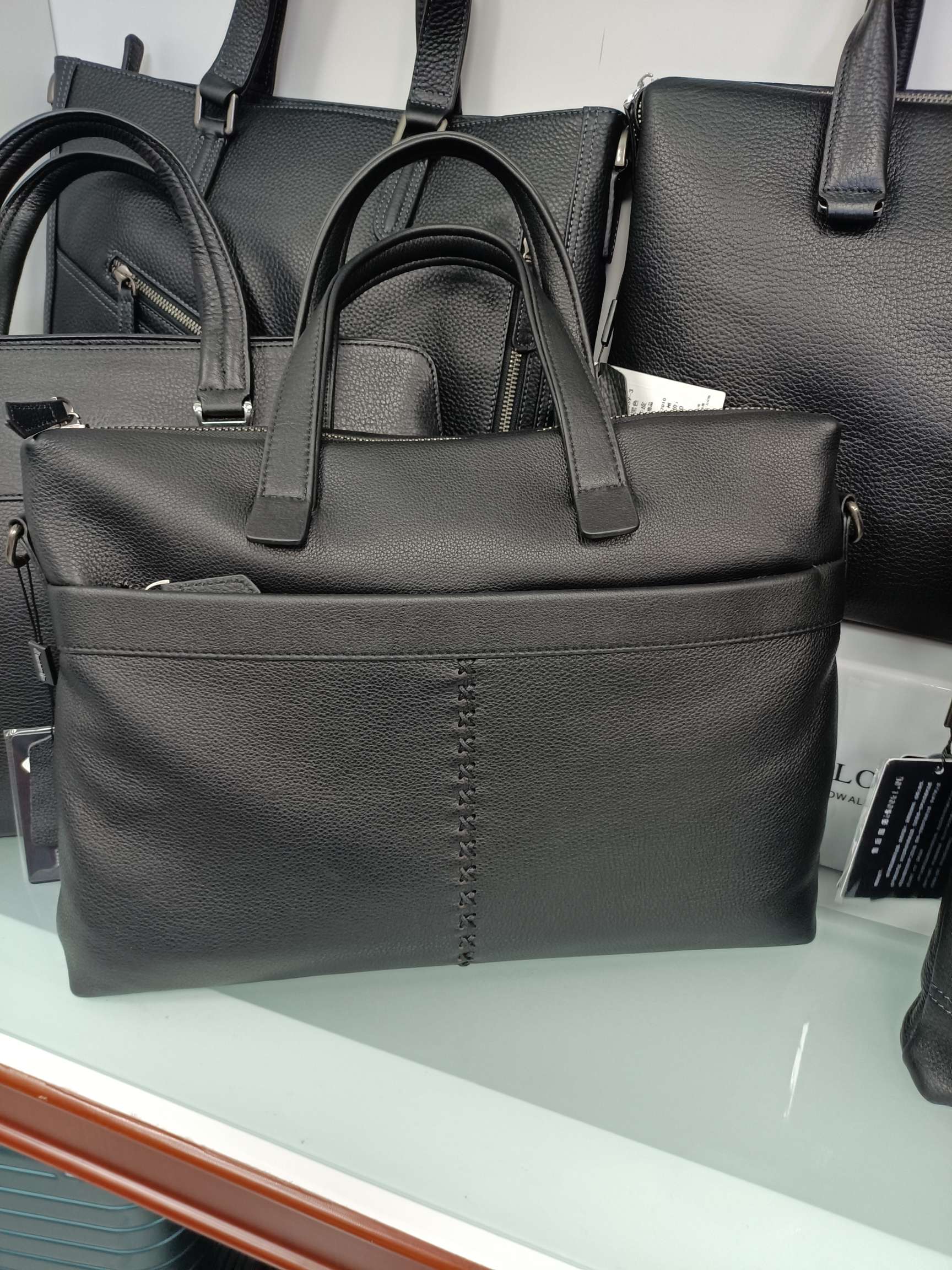 A genuine leather men's bag from the Mas family