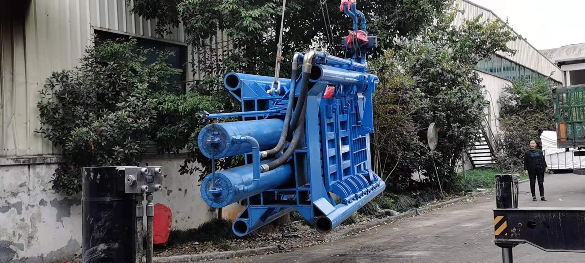 The hydraulic baling machine compresses 100 tons of felt Application Scenario