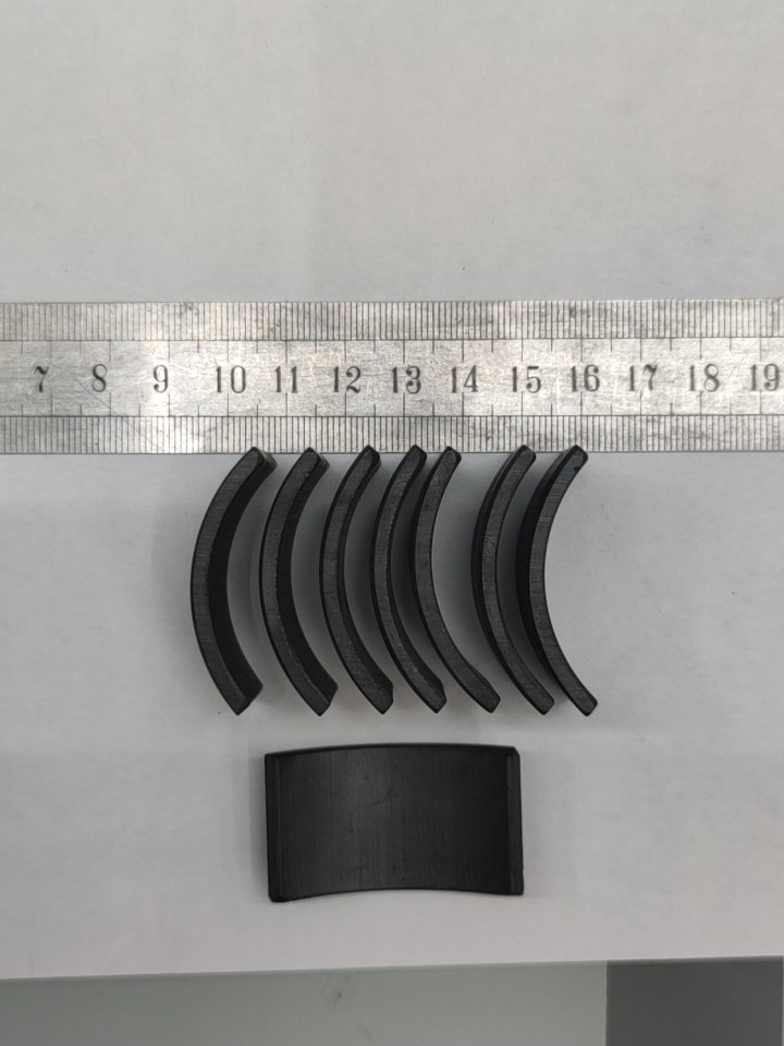 磁瓦定制定做高性能铁氧体磁瓦R30-r27*42*24细节图