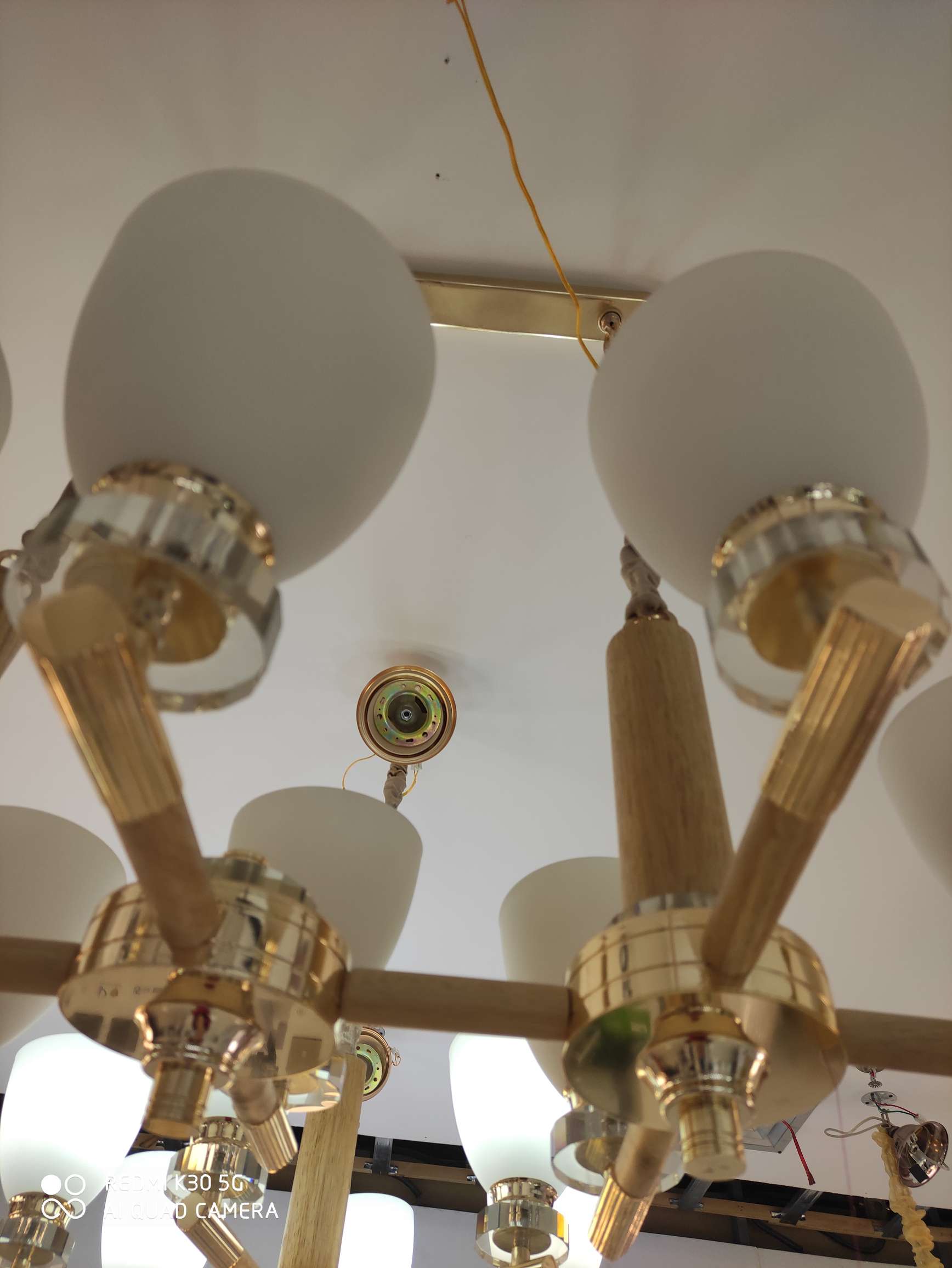 The 8-head pendant lamp with a traditional Chinese trend wooden frame is modern and simple details Picture
