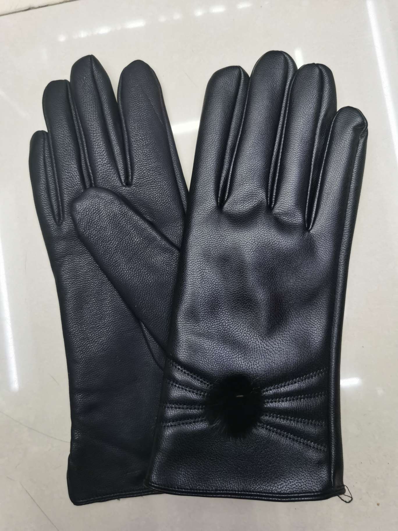 Fashion gloves for girls that are windproof, waterproof and warm thumbnail