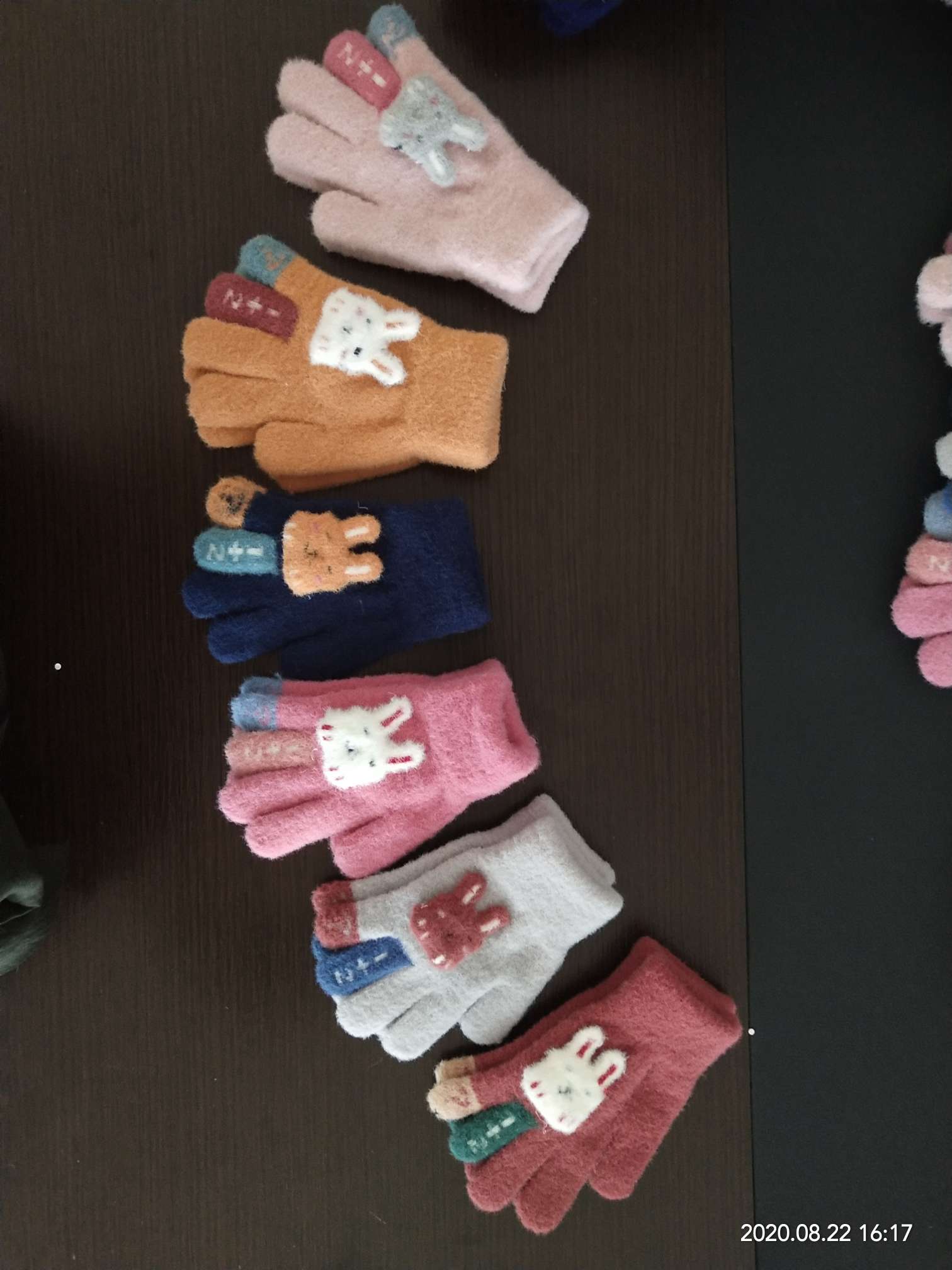 Factory direct sales of children's cartoon full-finger gloves and jacquard gloves. Welcome to customize with samples
