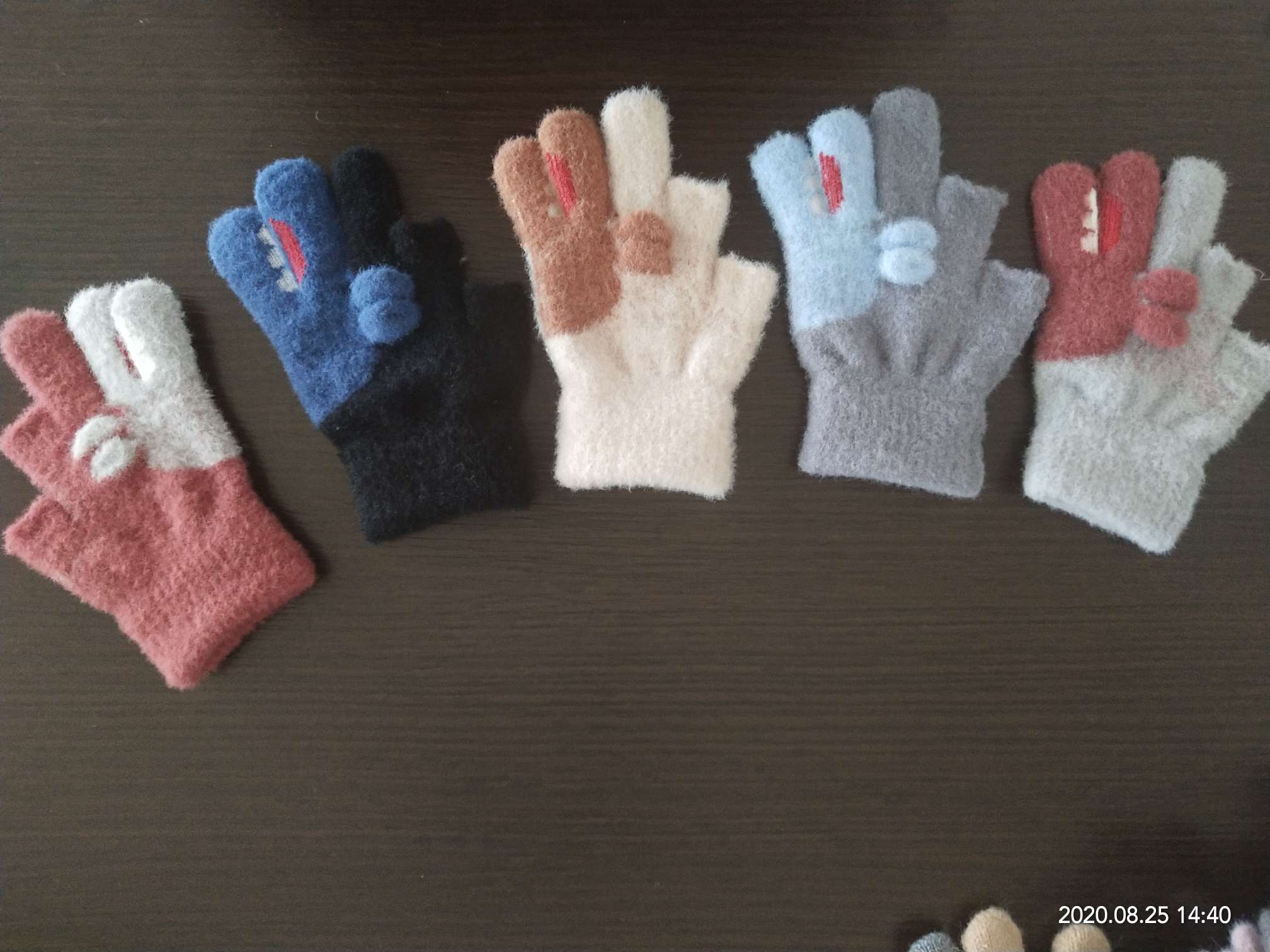 Factory direct sales of children's gloves and winter writing gloves. Welcome to customize with samples