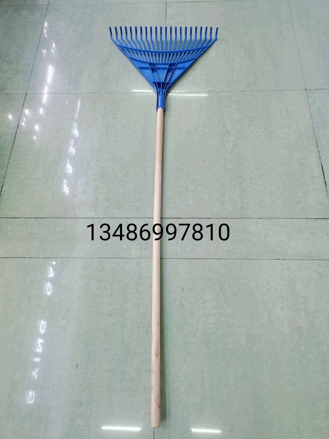 Plastic rake Grass rake leaf rake garden rake garden tools Iron rake garden tools Wooden handle wooden pole Wooden stick rake pole full figure