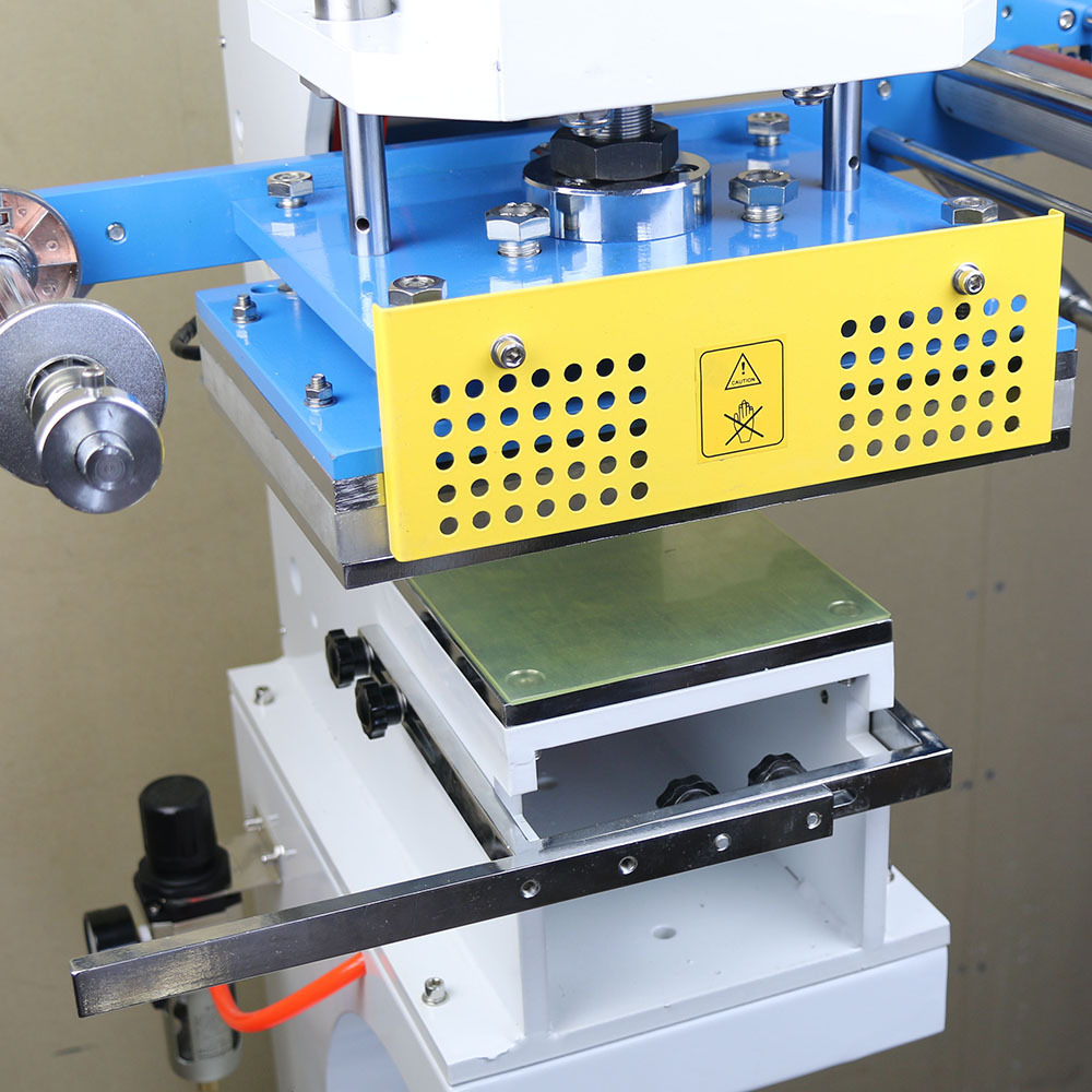 The size of the plastic box hot stamping machine can be customized. We are a powerful manufacturer of pneumatic box hot stamping machines with jumping code hot stamping capabilities Item Picture