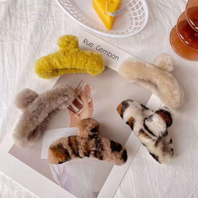 Korean autumn and winter furry hair accessories: Autumn hair gripper, hair clip, girls' back of the head gripper, big head gripper, shark clip detail image 1