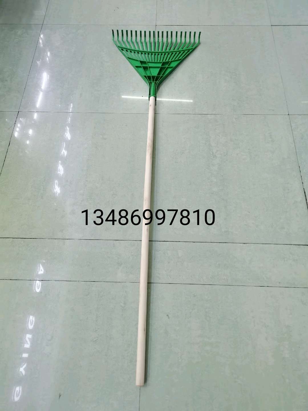 Plastic rake Grass rake leaf rake garden rake garden tools Iron rake garden tools Wooden handle wooden pole Wooden stick rake pole details Picture
