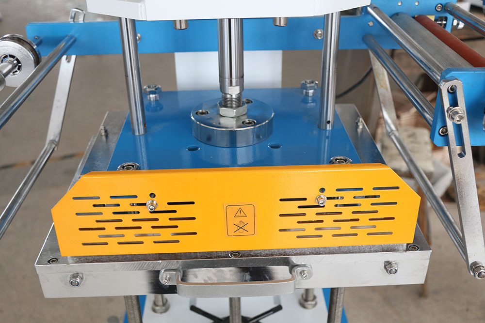 亚克力烫金机大面积塑料烫金机气动自动烫金机白底实物图