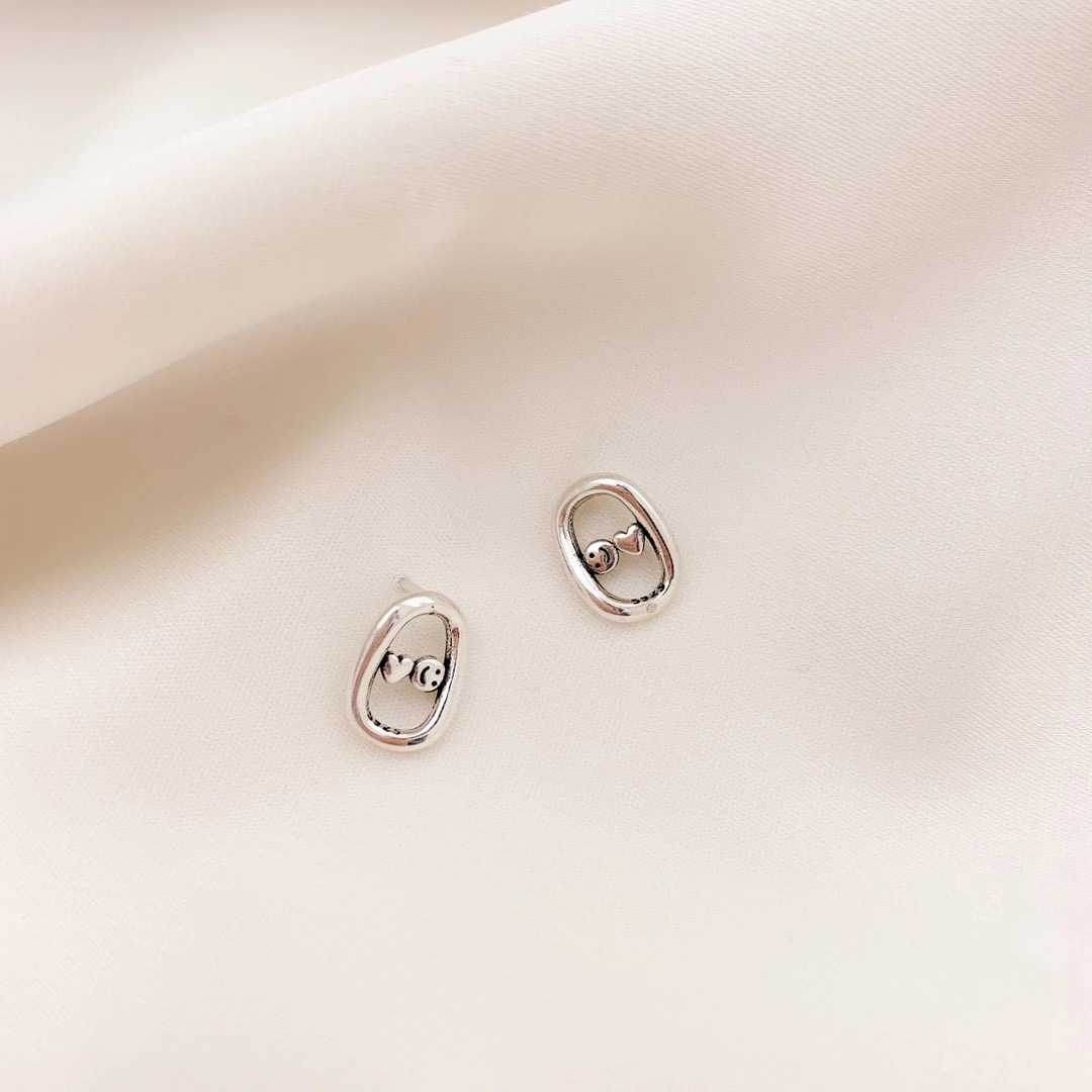UKI SILVER and Ji S925 sterling silver smiling retro stud earrings Application Scenario
